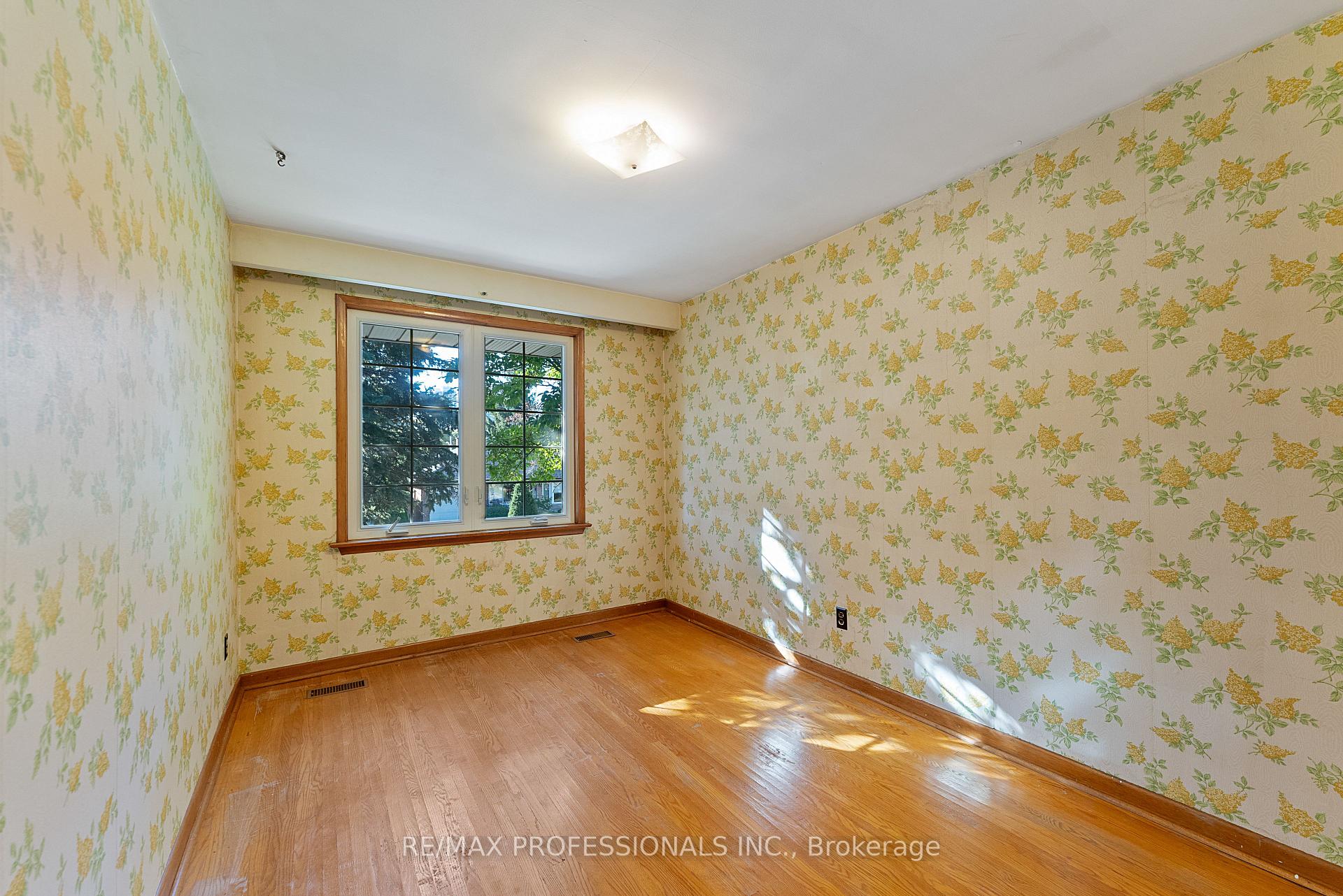 Photo 33 of 12 Drury Lane, Etobicoke, Humber Heights — HOMEH