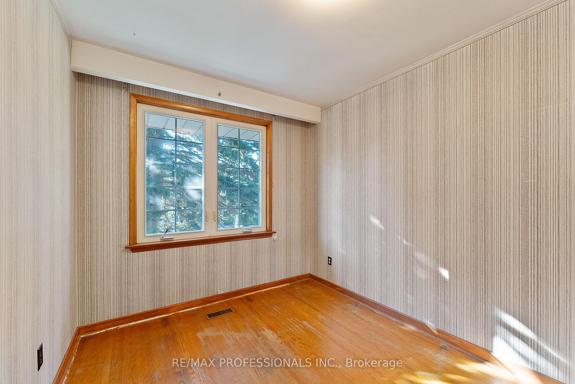 Photo 35 of 12 Drury Lane, Etobicoke, Humber Heights — HOMEH