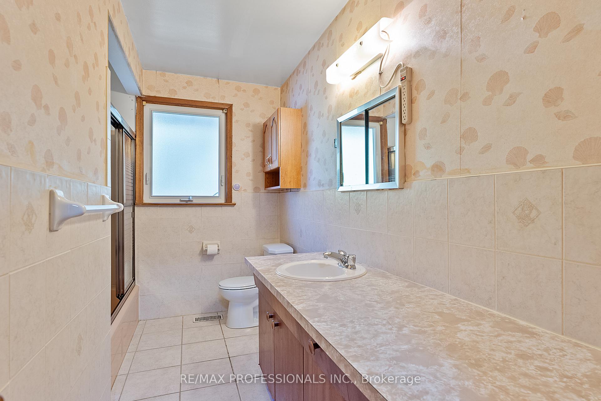Photo 37 of 12 Drury Lane, Etobicoke, Humber Heights — HOMEH