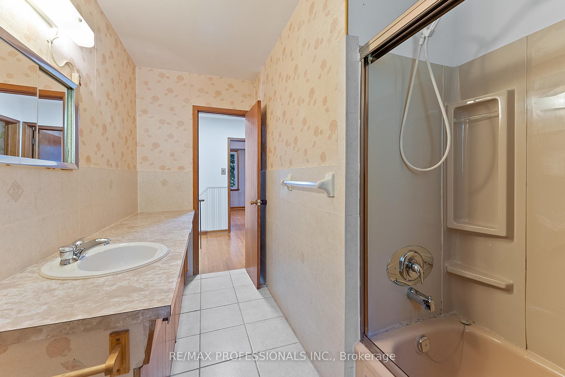 Photo 38 of 12 Drury Lane, Etobicoke, Humber Heights — HOMEH