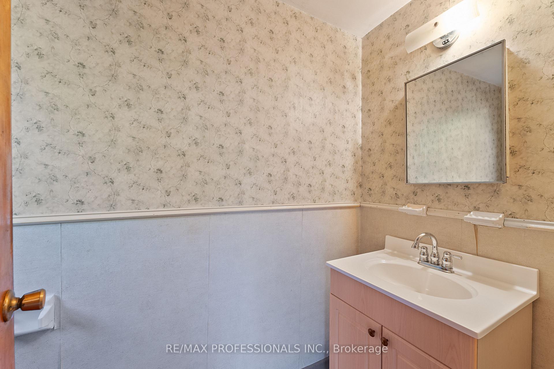 Photo 42 of 12 Drury Lane, Etobicoke, Humber Heights — HOMEH