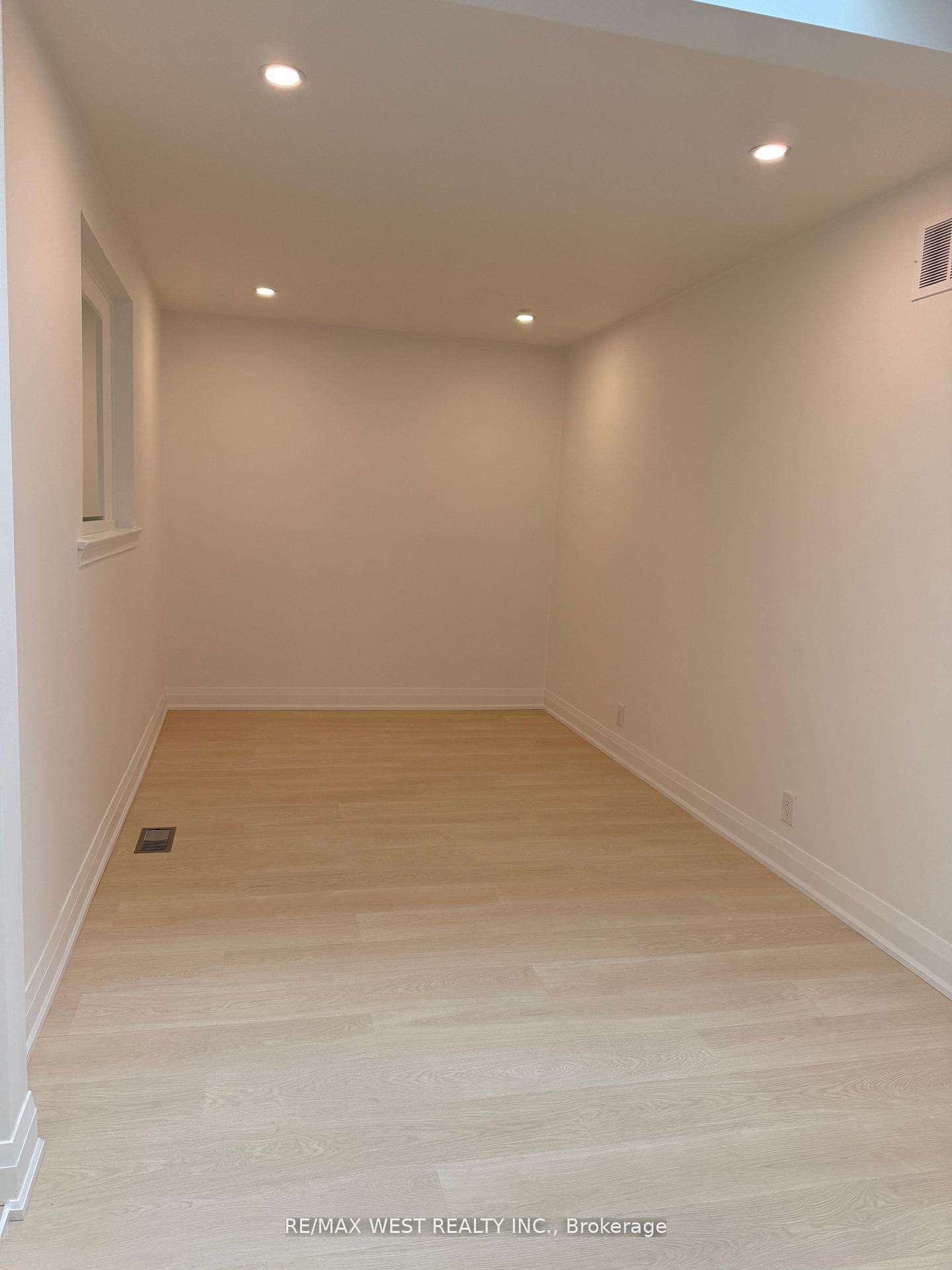 Photo 4 of Unit 2, 10 Tynevale Drive, Etobicoke, Willowridge-Martingrove-Richview — HOMEH