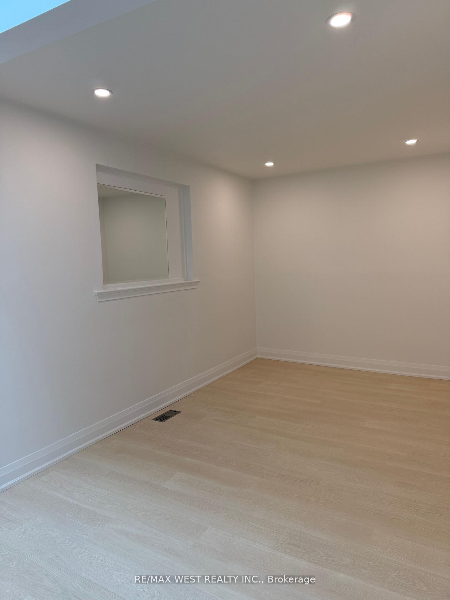 Photo 5 of Unit 2, 10 Tynevale Drive, Etobicoke, Willowridge-Martingrove-Richview — HOMEH