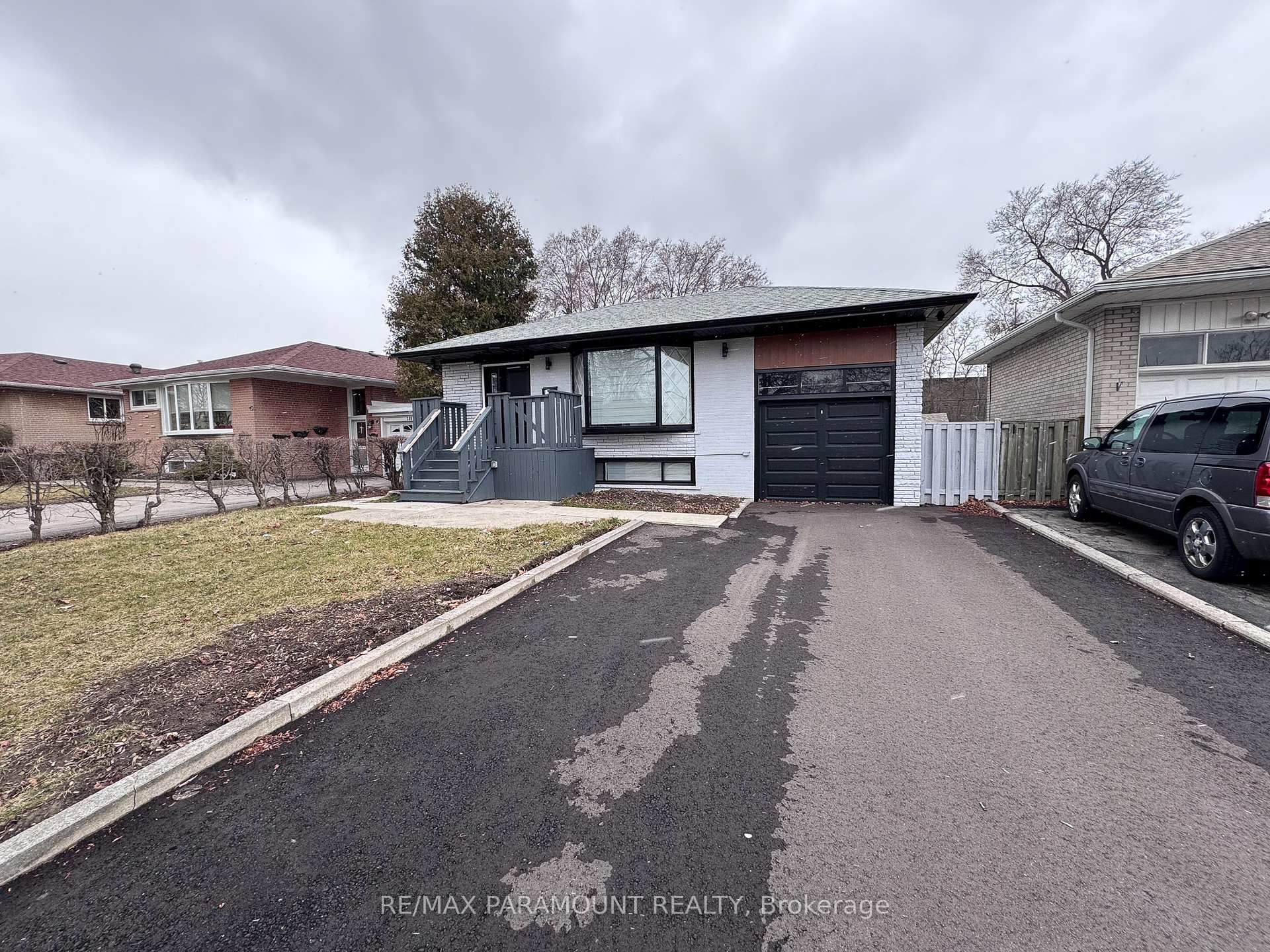 Front of 166 Kingsview Boulevard