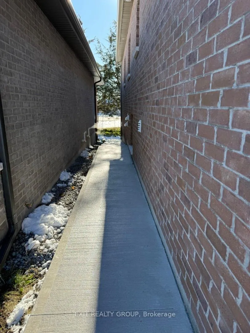 Photo 3 of Unit B, 26 Athabaska Drive, Belleville, Thurlow Ward — HOMEH