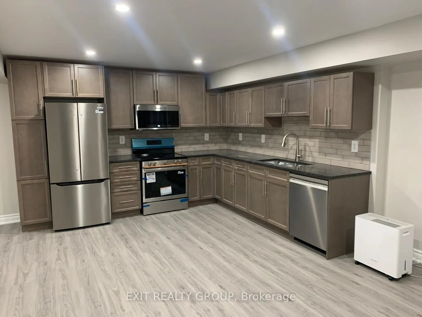 Photo 5 of Unit B, 26 Athabaska Drive, Belleville, Thurlow Ward — HOMEH