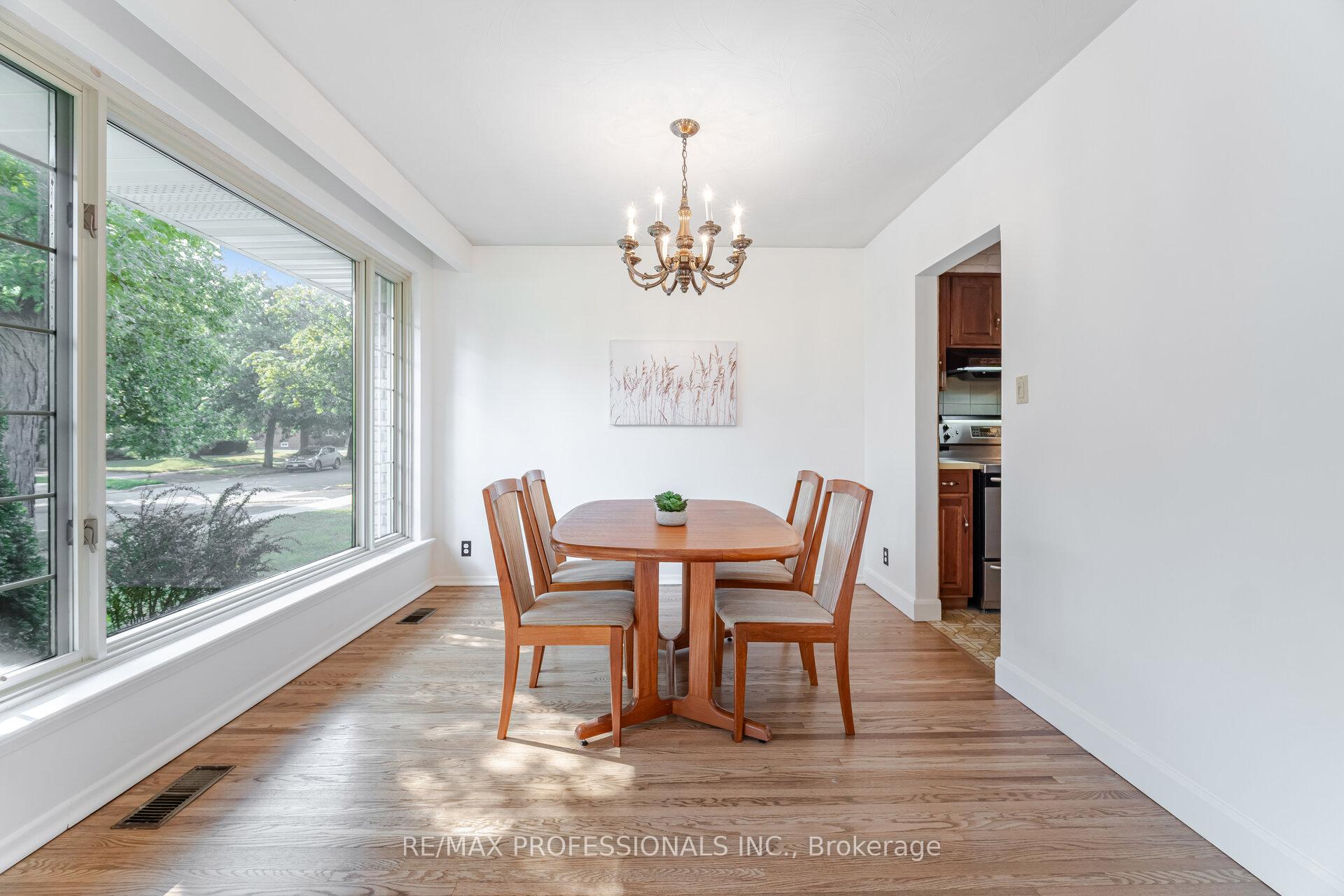 Photo 3 of 6 Tapley Drive, Etobicoke, Willowridge-Martingrove-Richview — HOMEH