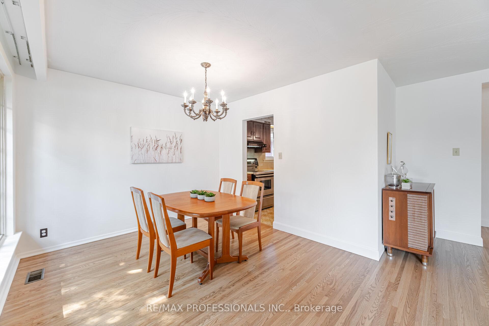 Photo 7 of 6 Tapley Drive, Etobicoke, Willowridge-Martingrove-Richview — HOMEH