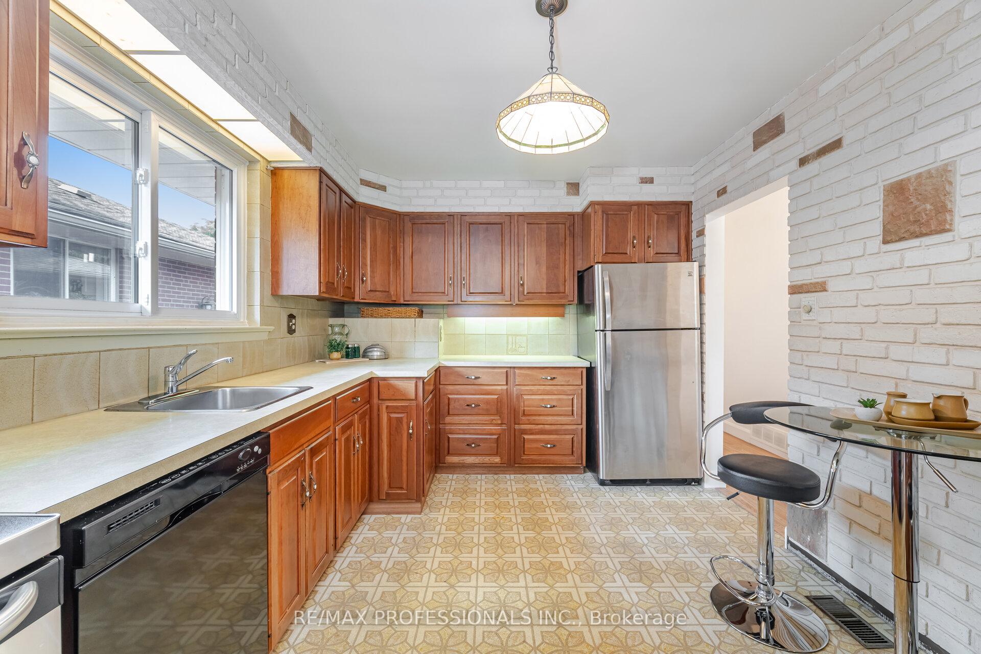 Photo 17 of 6 Tapley Drive, Etobicoke, Willowridge-Martingrove-Richview — HOMEH