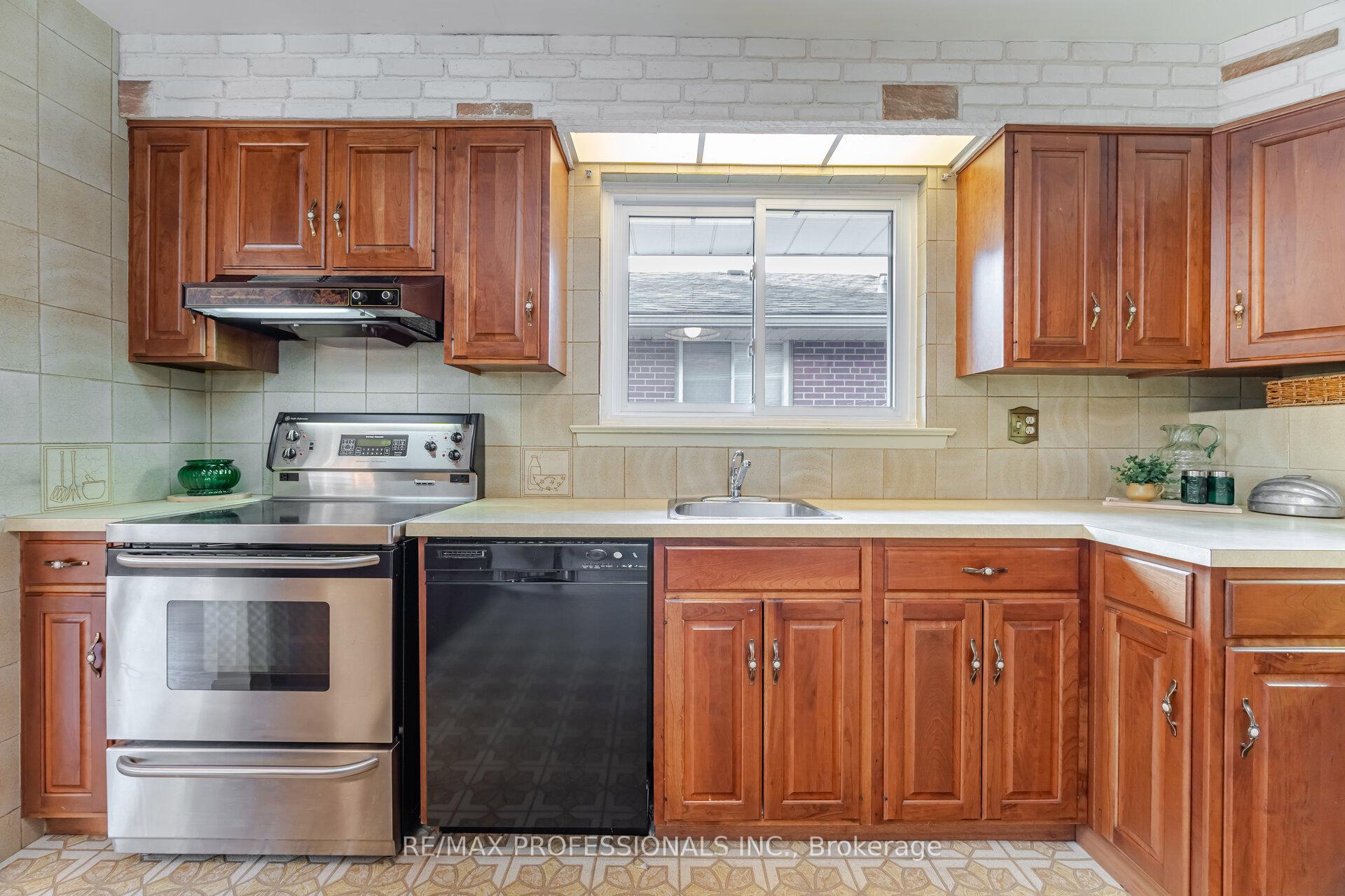 Photo 9 of 6 Tapley Drive, Etobicoke, Willowridge-Martingrove-Richview — HOMEH
