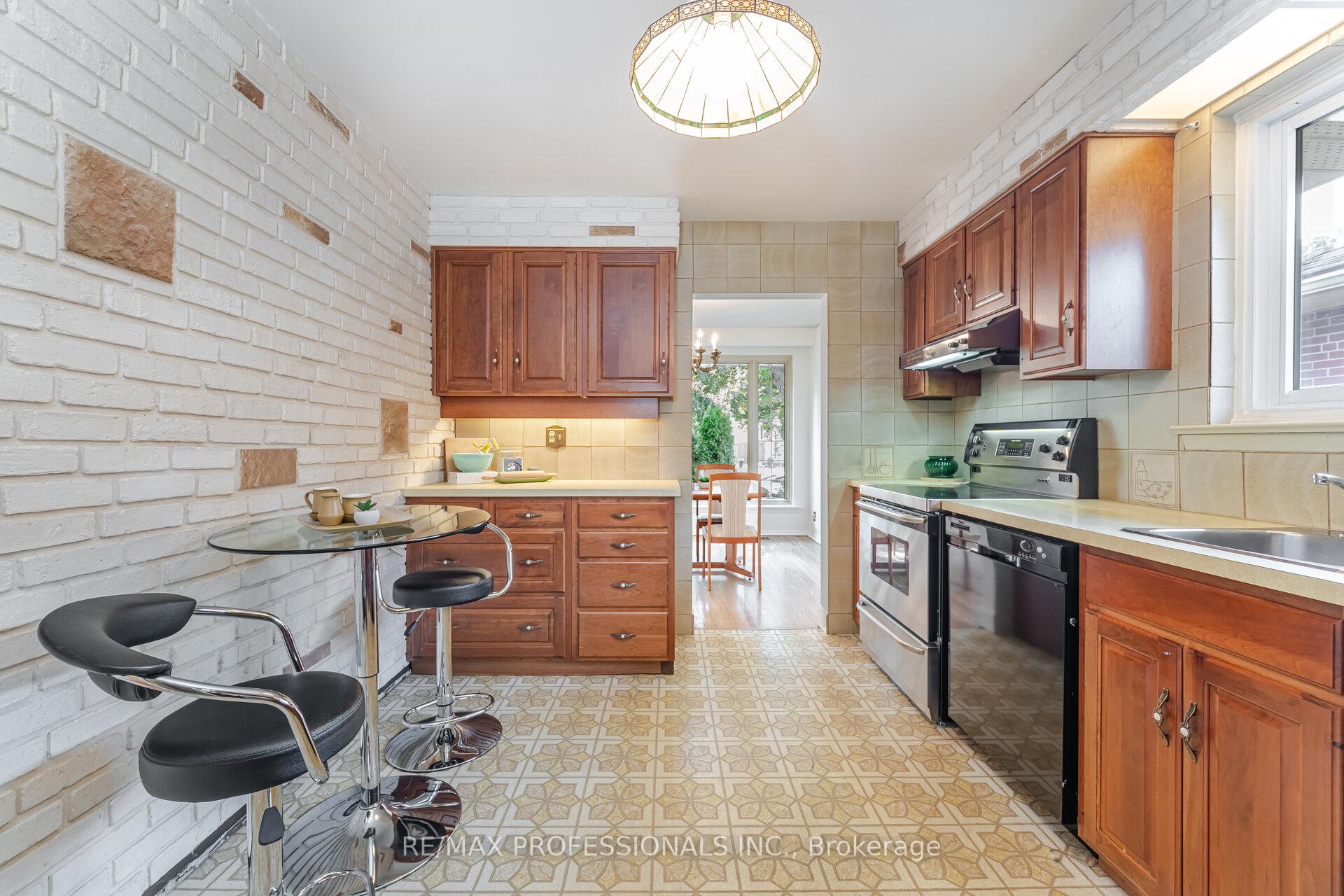 Photo 38 of 6 Tapley Drive, Etobicoke, Willowridge-Martingrove-Richview — HOMEH