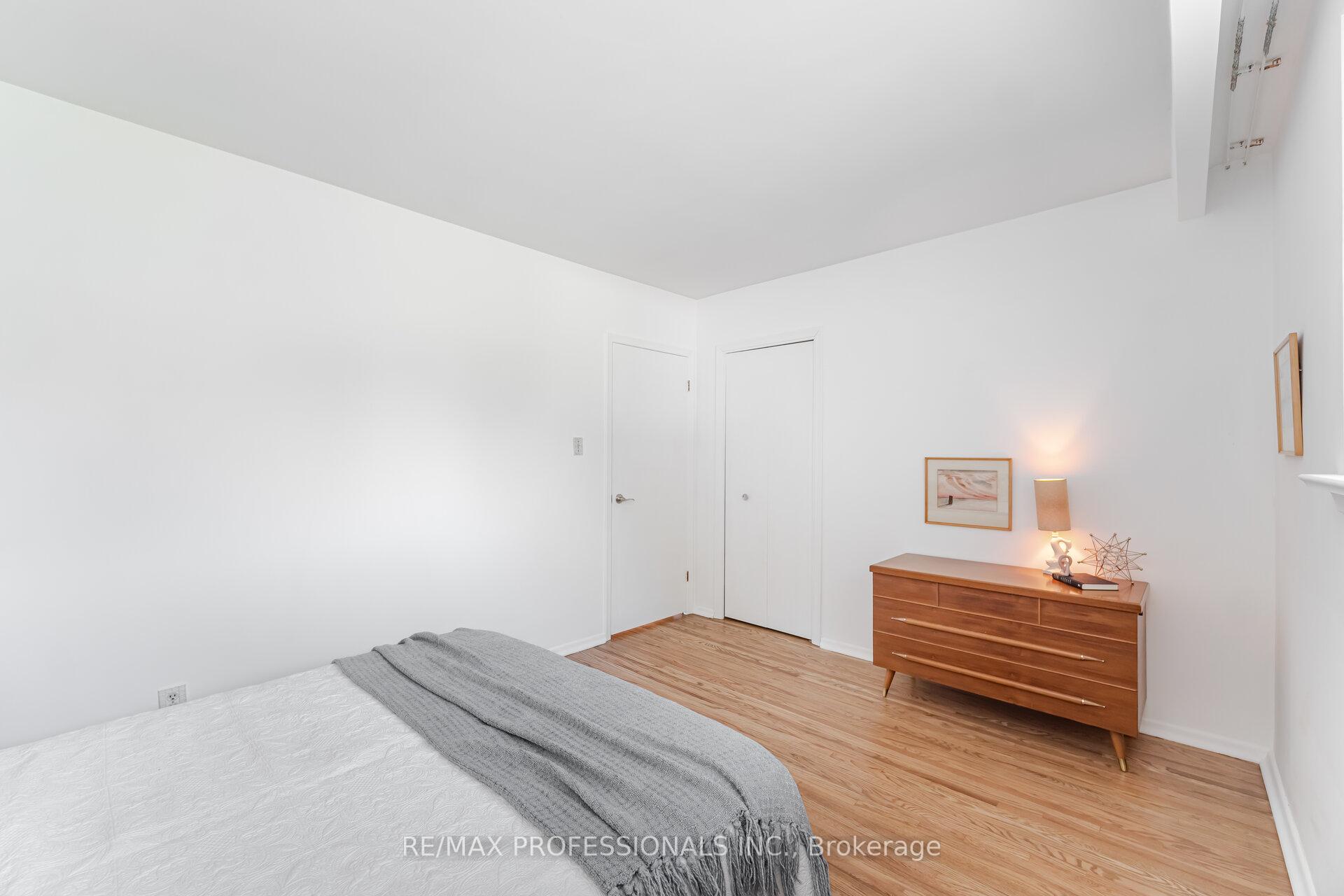 Photo 11 of 6 Tapley Drive, Etobicoke, Willowridge-Martingrove-Richview — HOMEH