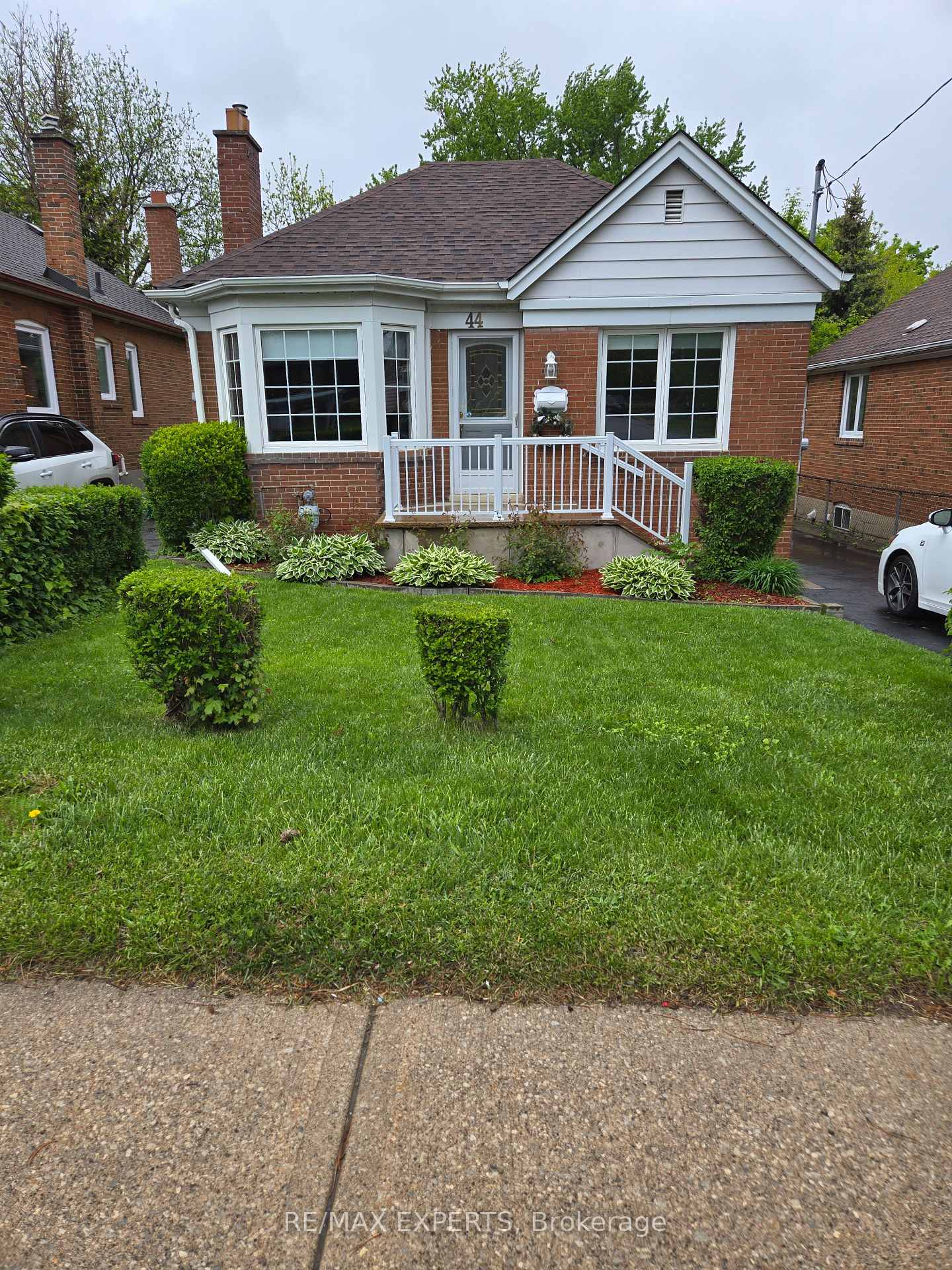 Photo 10 of 44 Dixon Road, Etobicoke, Humber Heights — HOMEH