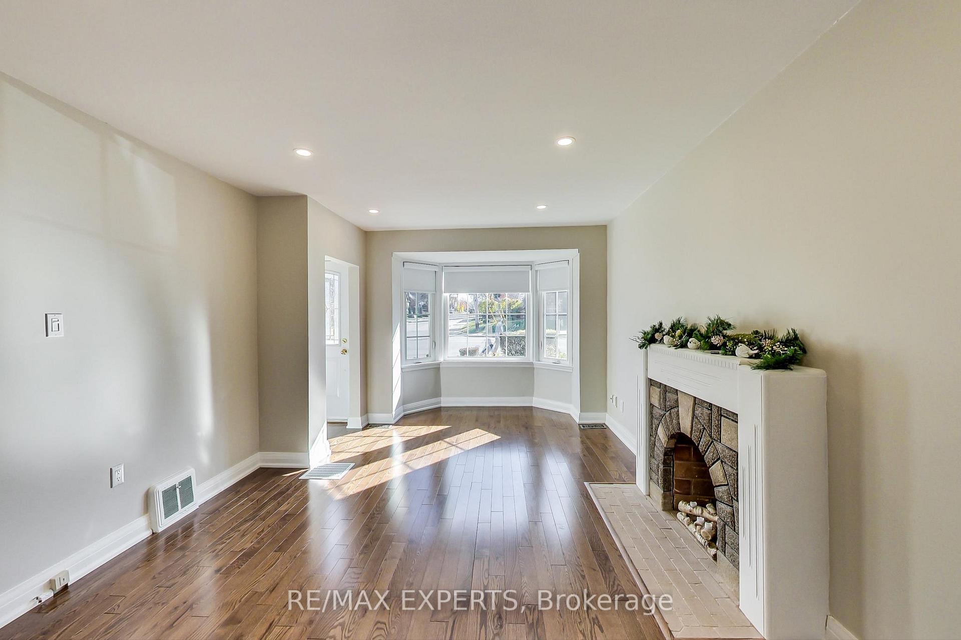 Photo 20 of 44 Dixon Road, Etobicoke, Humber Heights — HOMEH