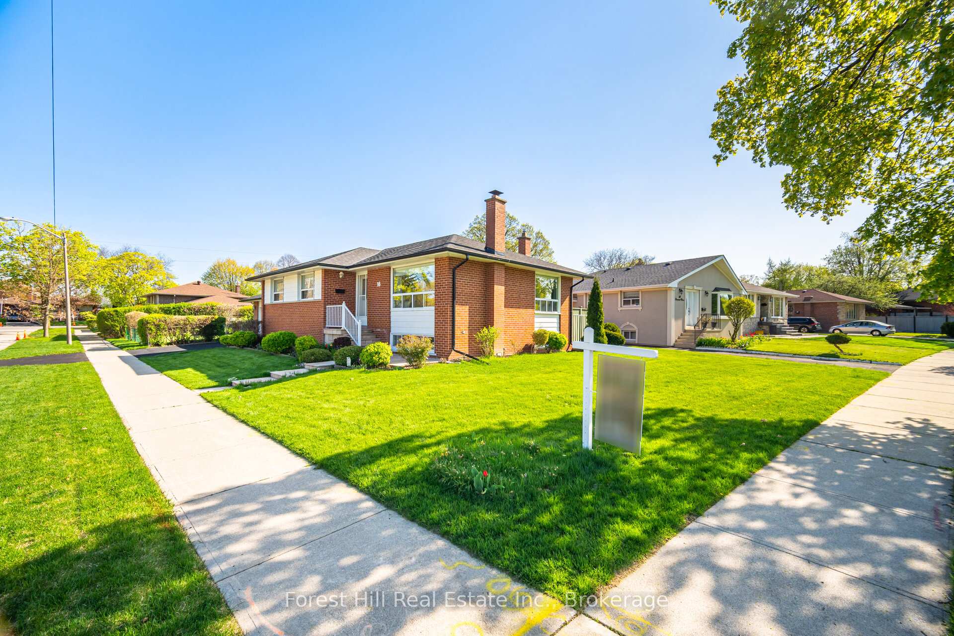 Photo 4 of 16 Bethwin Place, Etobicoke, Willowridge-Martingrove-Richview — HOMEH