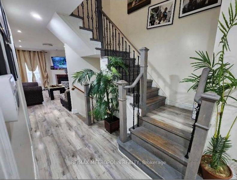 Photo 2 of 18 Acme Crescent, Etobicoke, Kingsview Village-The Westway — HOMEH