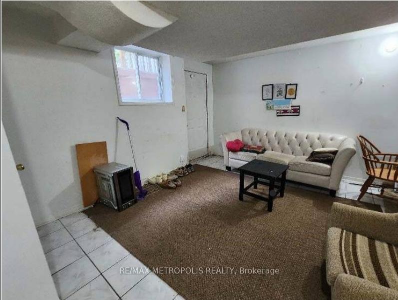 Photo 4 of 18 Acme Crescent, Etobicoke, Kingsview Village-The Westway — HOMEH