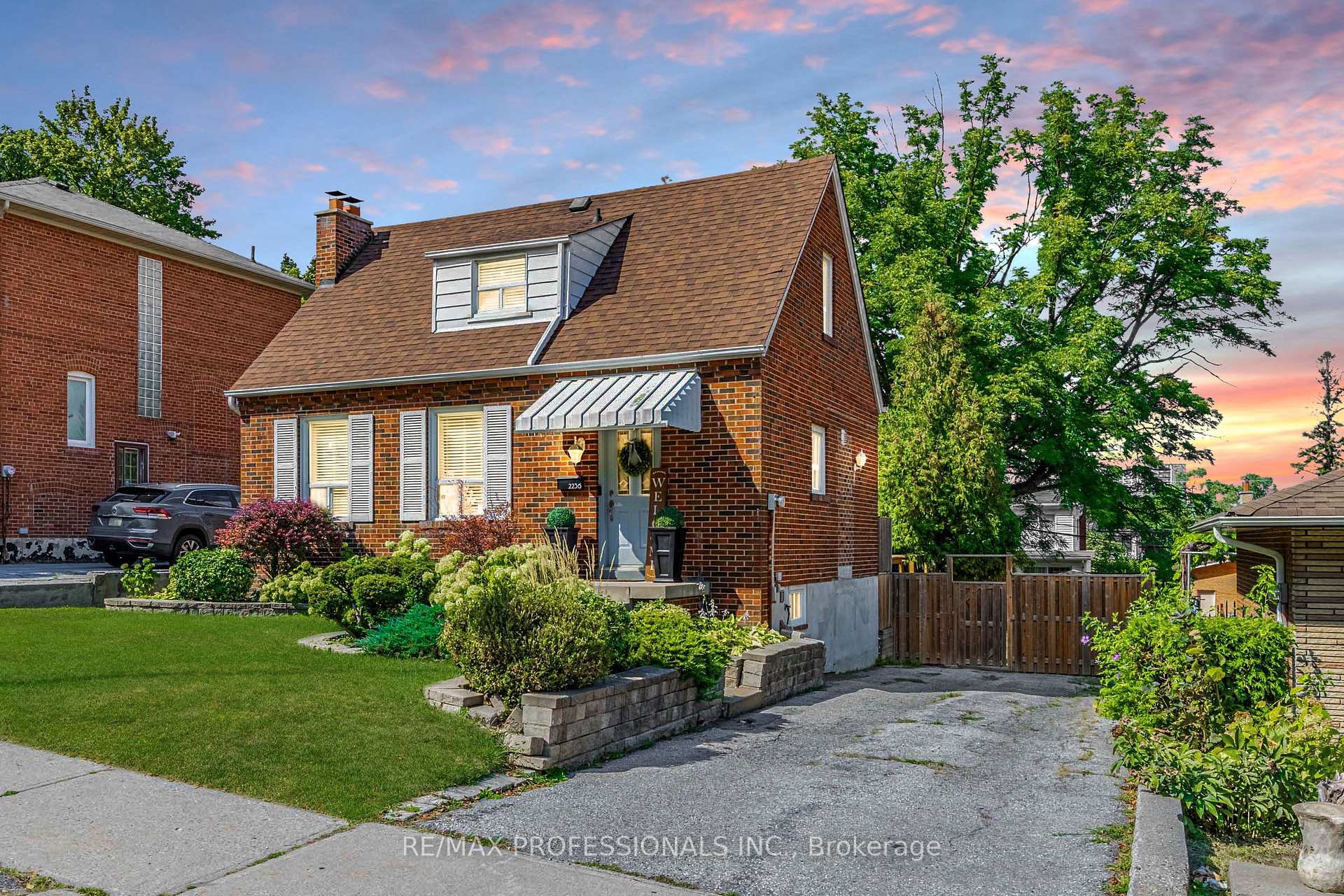 Photo 1 of 2236 Lawrence Avenue W, Etobicoke, Humber Heights — HOMEH