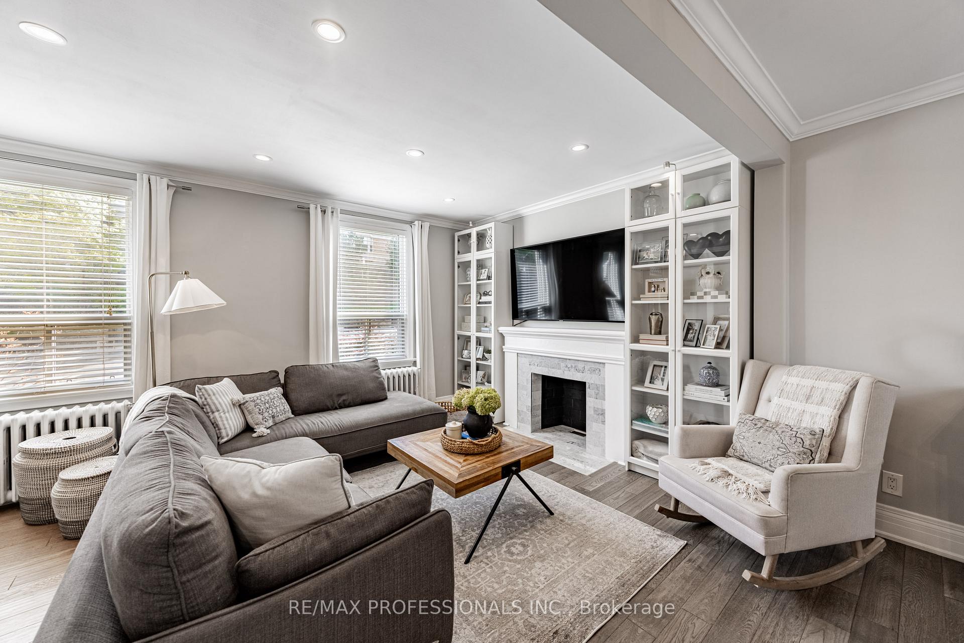 Photo 4 of 2236 Lawrence Avenue W, Etobicoke, Humber Heights — HOMEH