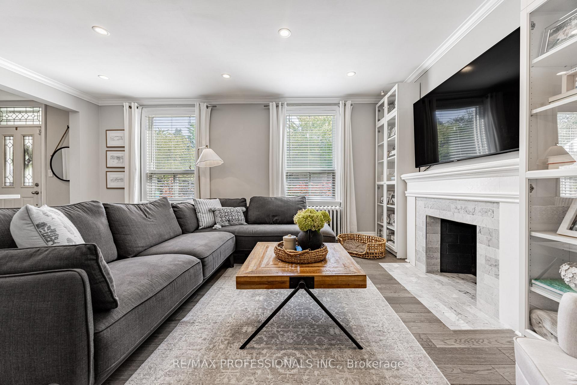 Photo 5 of 2236 Lawrence Avenue W, Etobicoke, Humber Heights — HOMEH