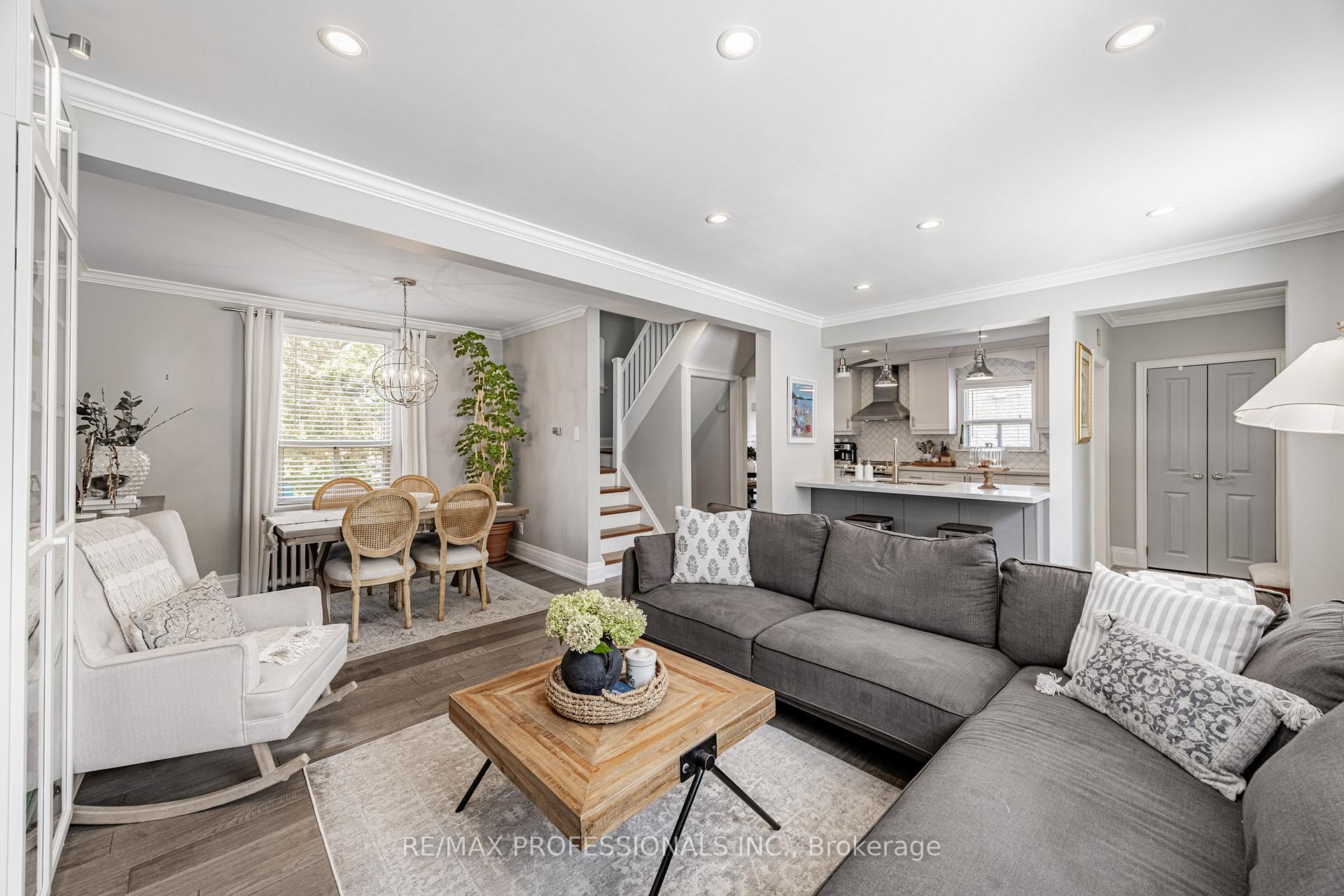 Photo 8 of 2236 Lawrence Avenue W, Etobicoke, Humber Heights — HOMEH