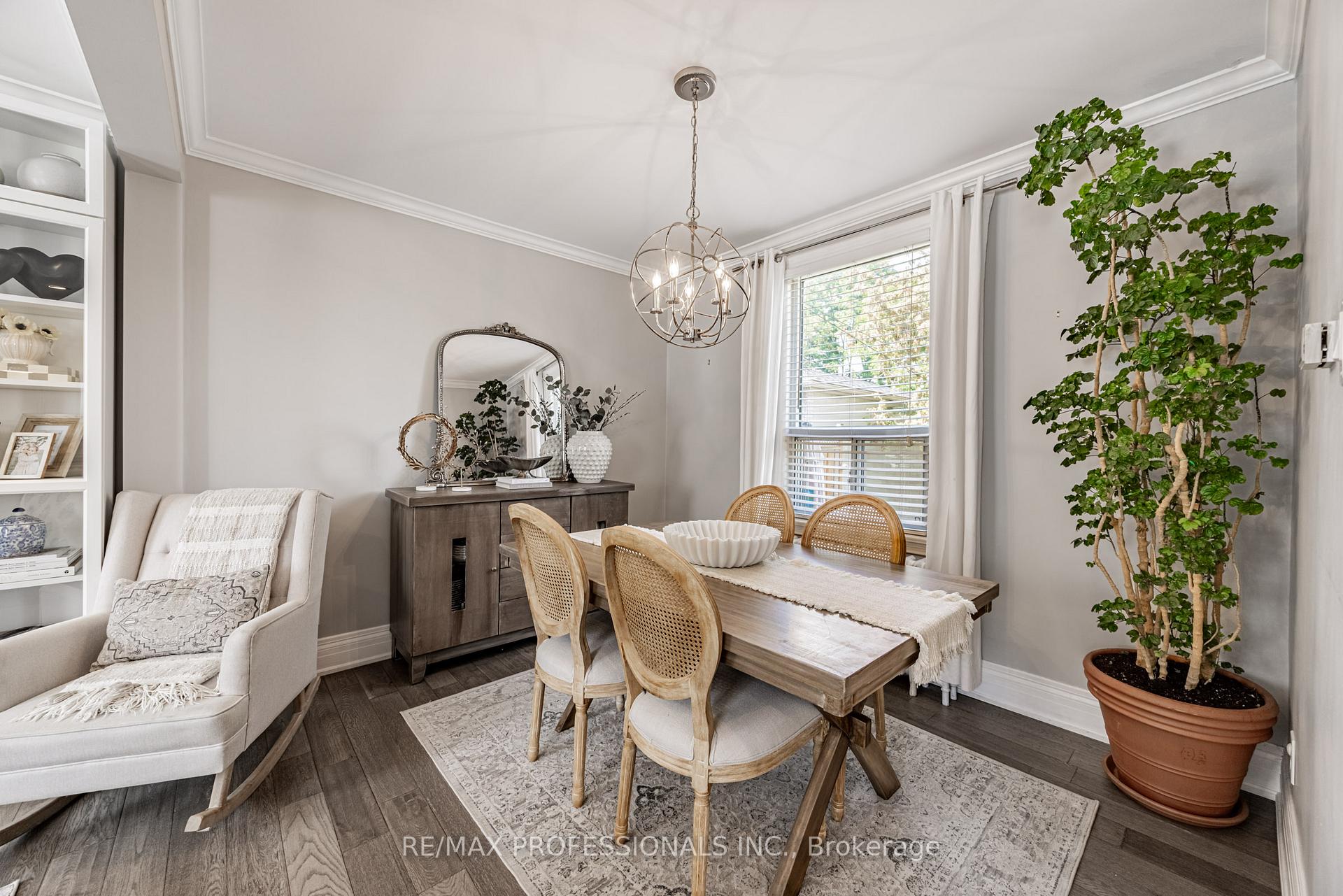 Photo 10 of 2236 Lawrence Avenue W, Etobicoke, Humber Heights — HOMEH