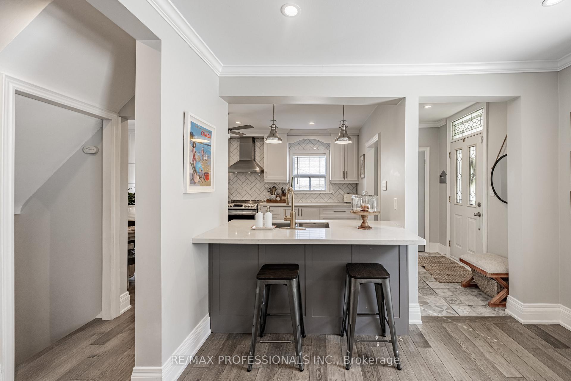 Photo 12 of 2236 Lawrence Avenue W, Etobicoke, Humber Heights — HOMEH