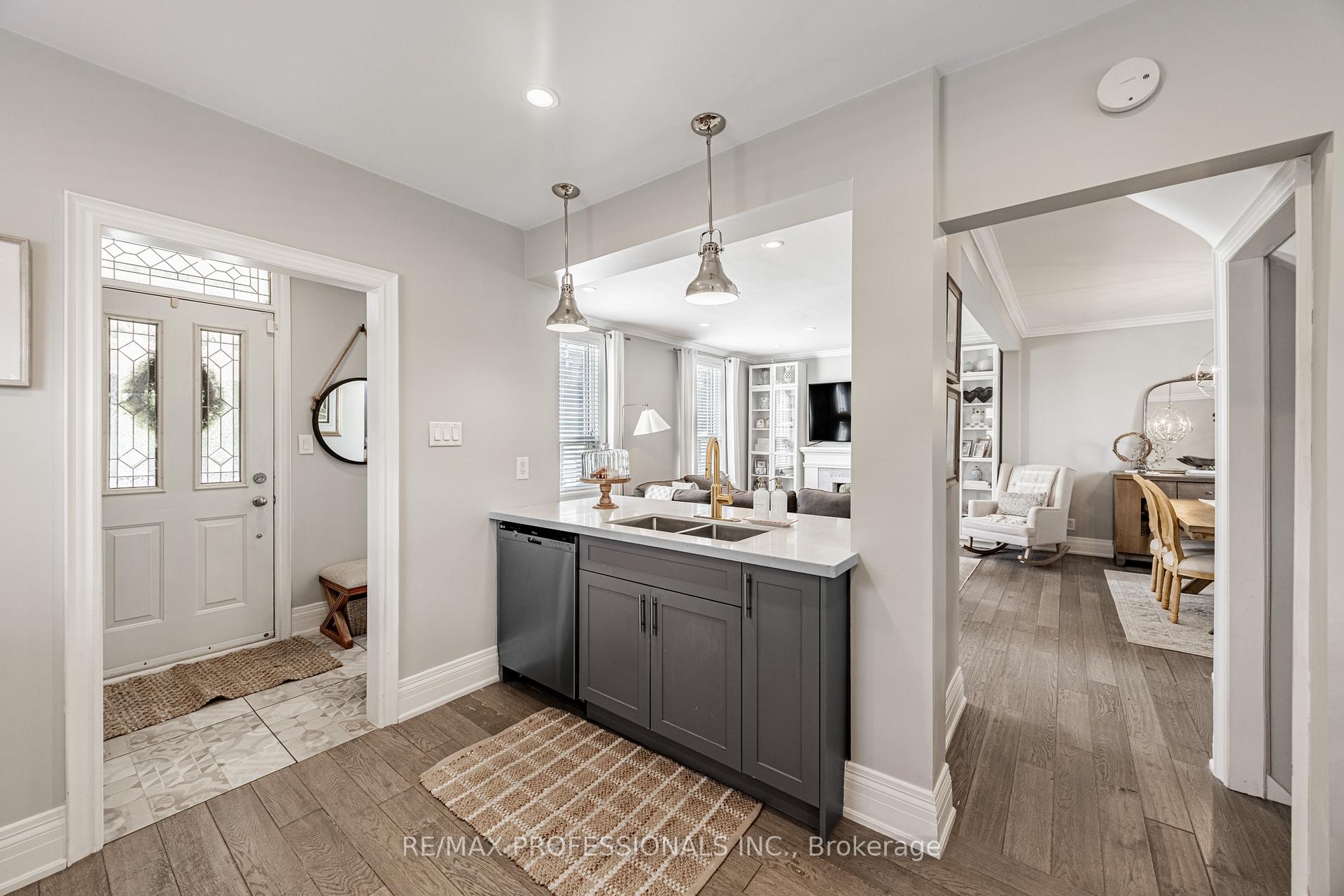 Photo 13 of 2236 Lawrence Avenue W, Etobicoke, Humber Heights — HOMEH