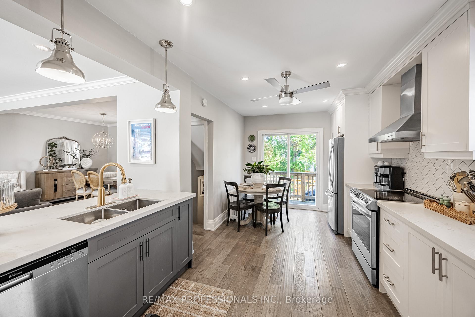 Photo 14 of 2236 Lawrence Avenue W, Etobicoke, Humber Heights — HOMEH