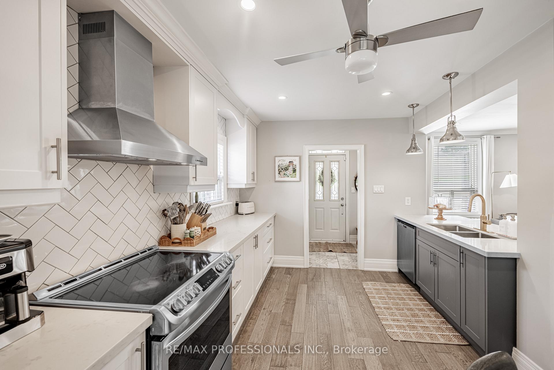 Photo 16 of 2236 Lawrence Avenue W, Etobicoke, Humber Heights — HOMEH