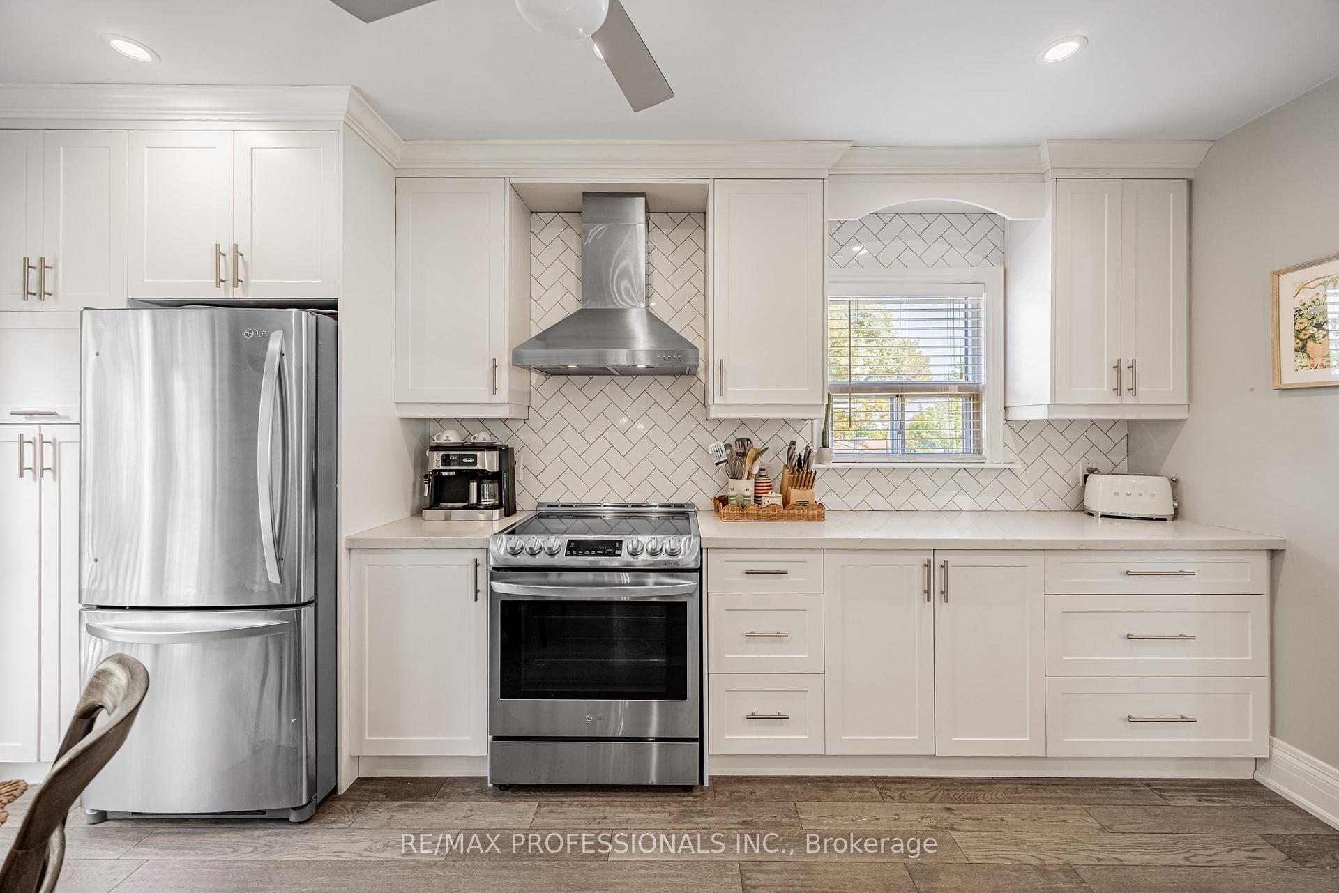 Photo 17 of 2236 Lawrence Avenue W, Etobicoke, Humber Heights — HOMEH