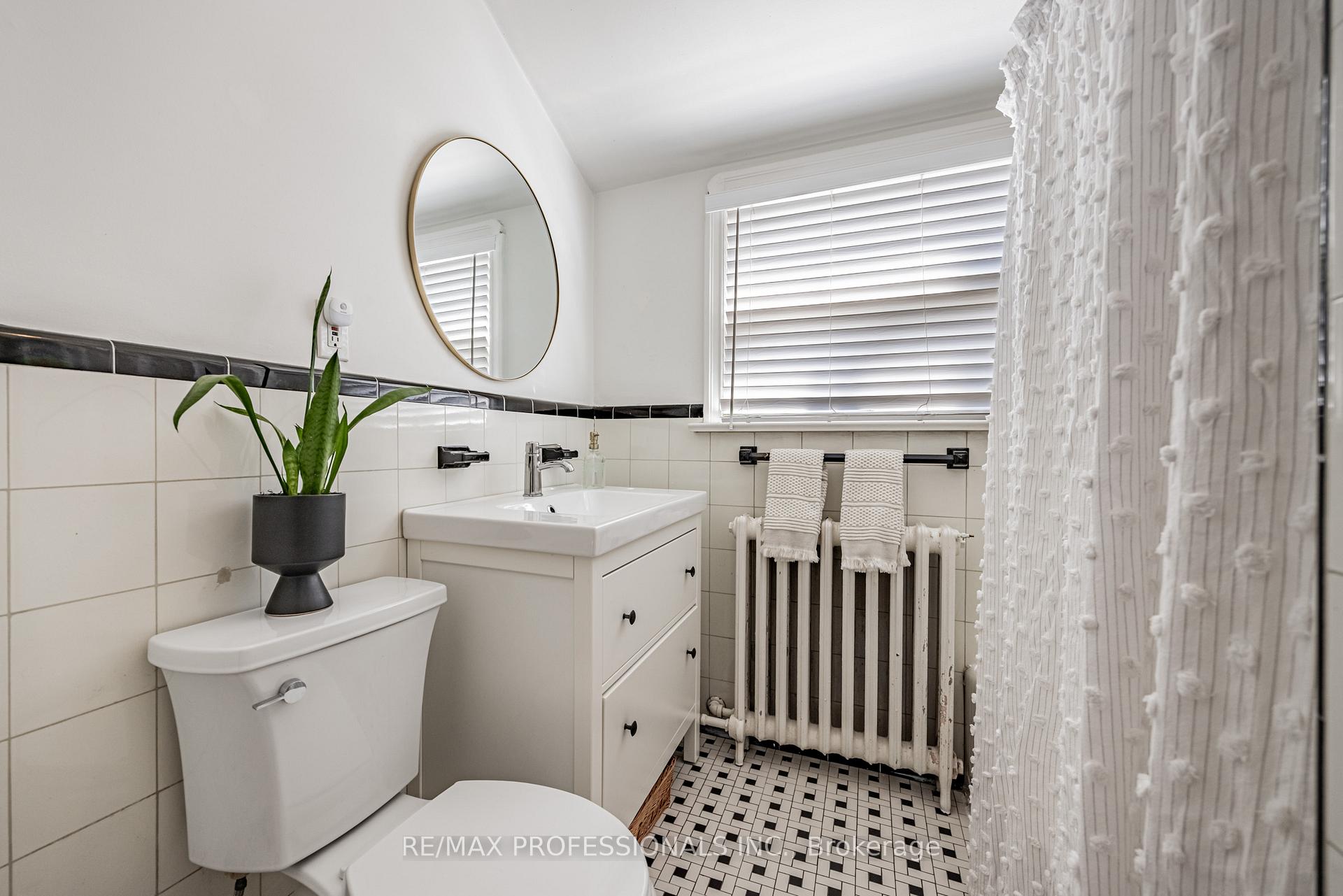 Photo 21 of 2236 Lawrence Avenue W, Etobicoke, Humber Heights — HOMEH