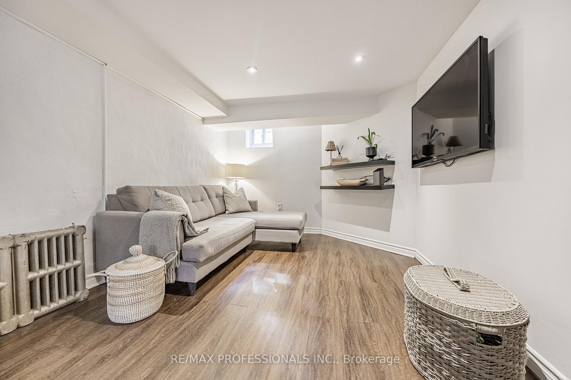 Photo 24 of 2236 Lawrence Avenue W, Etobicoke, Humber Heights — HOMEH