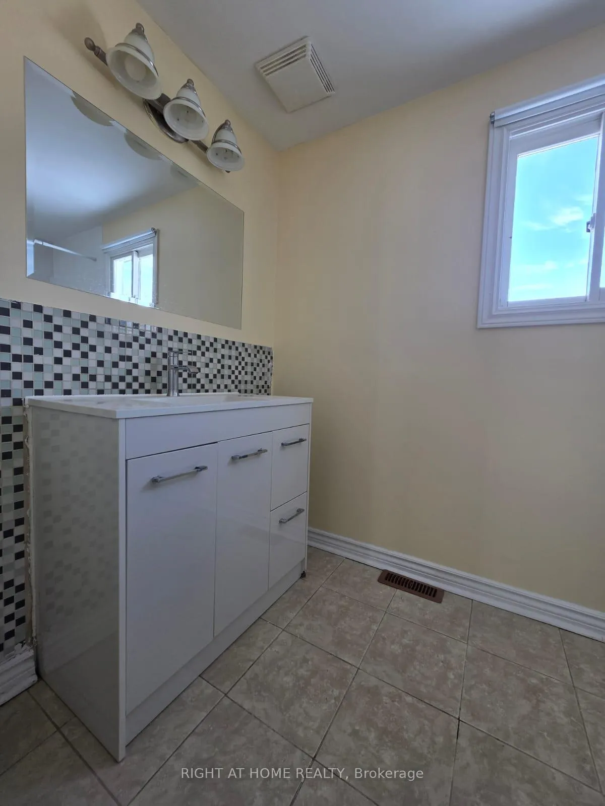Photo 16 of 75 Corbett Drive, Barrie, Grove East — HOMEH