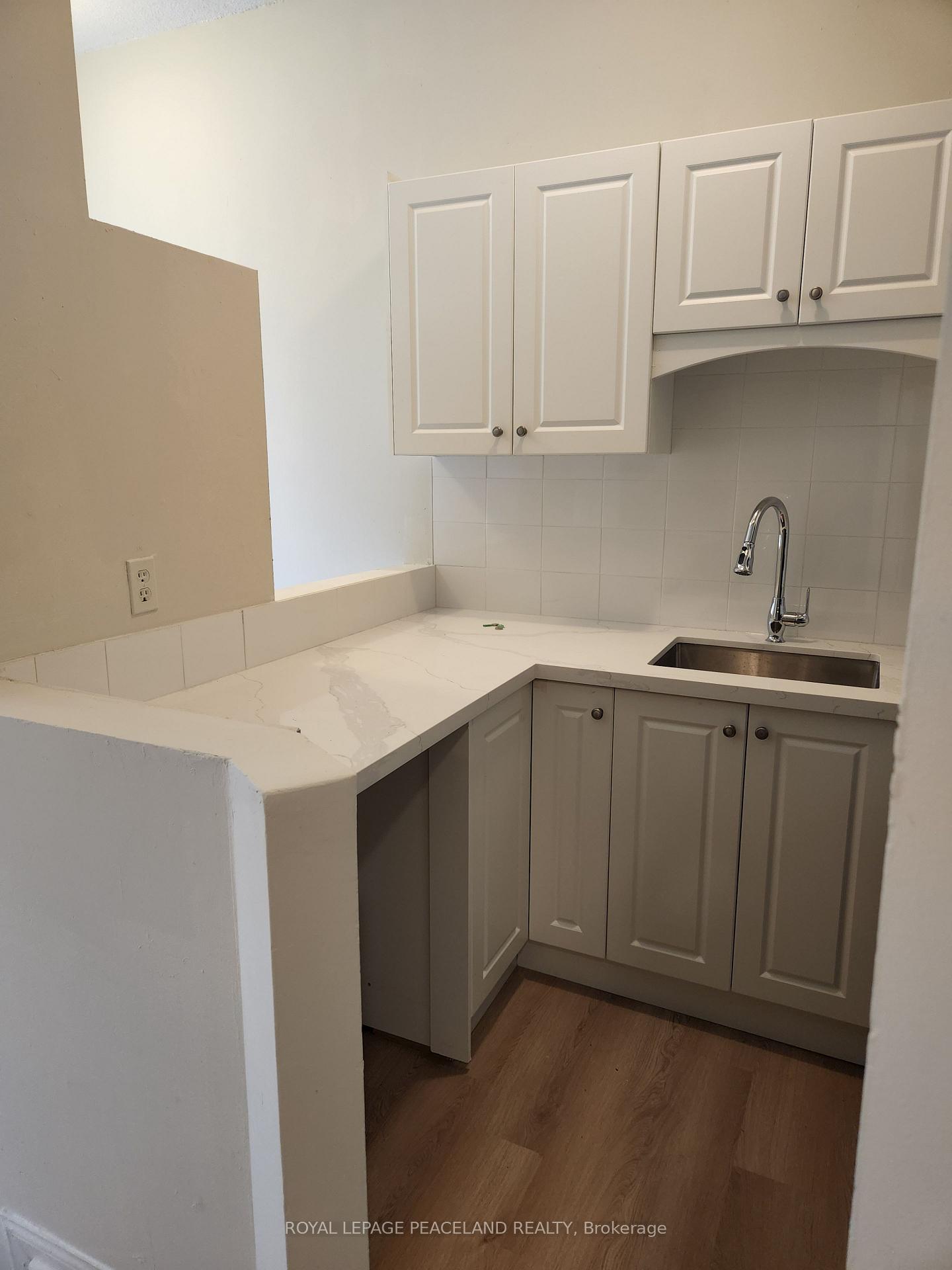 Photo 1 of Unit 4, 556 Spadina Crescent, Toronto, University — HOMEH