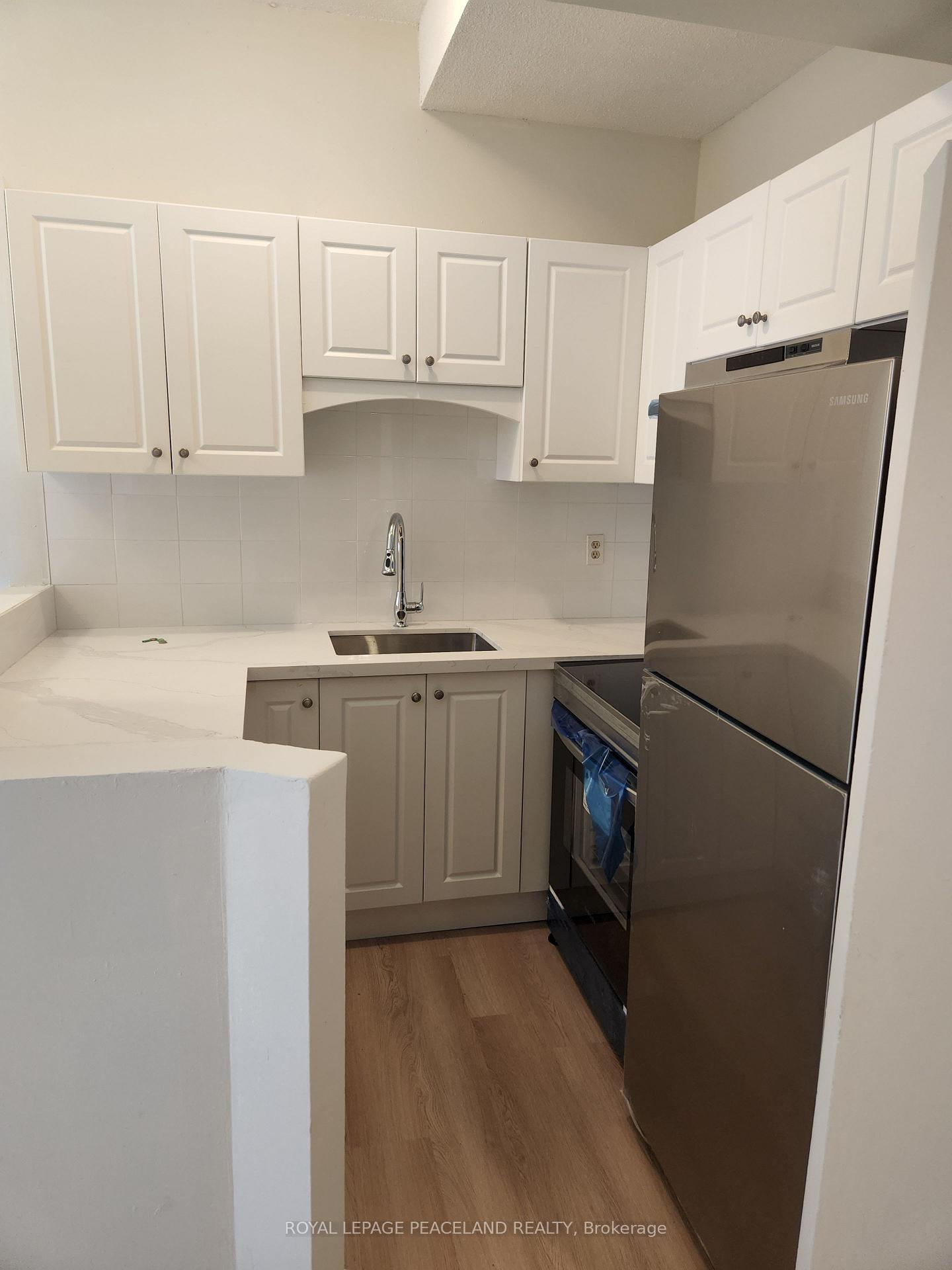 Photo 2 of Unit 4, 556 Spadina Crescent, Toronto, University — HOMEH
