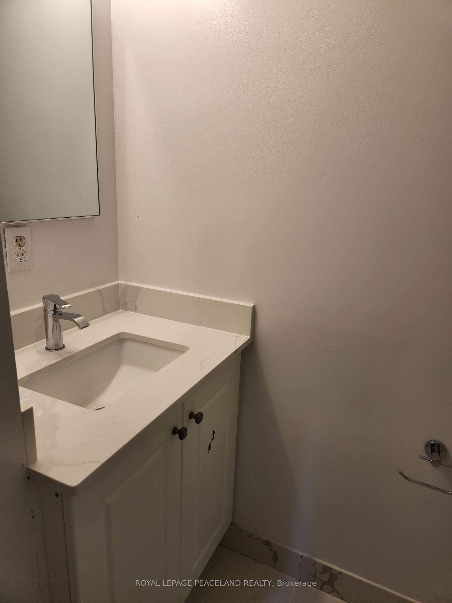 Photo 3 of Unit 4, 556 Spadina Crescent, Toronto, University — HOMEH