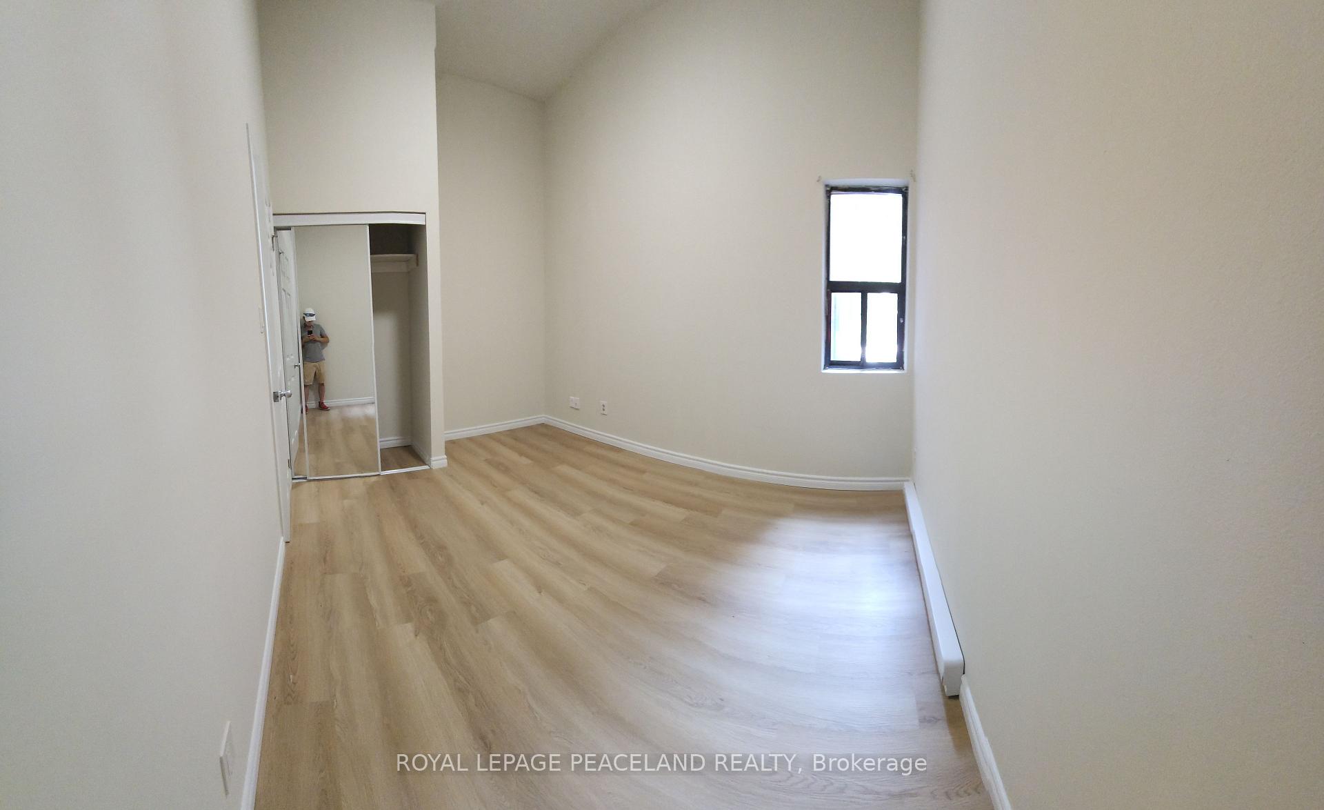 Photo 4 of Unit 4, 556 Spadina Crescent, Toronto, University — HOMEH