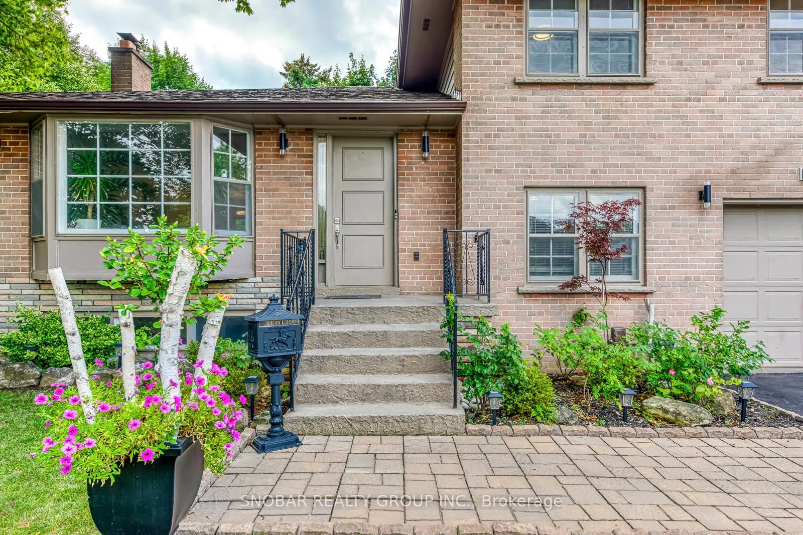 Photo 2 of 4 Haregate Court, Etobicoke, Willowridge-Martingrove-Richview — HOMEH