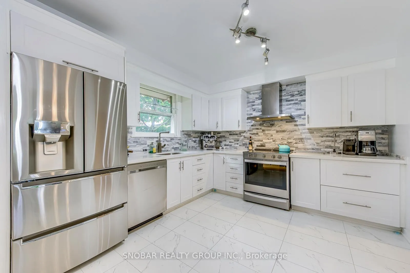 Photo 8 of 4 Haregate Court, Etobicoke, Willowridge-Martingrove-Richview — HOMEH