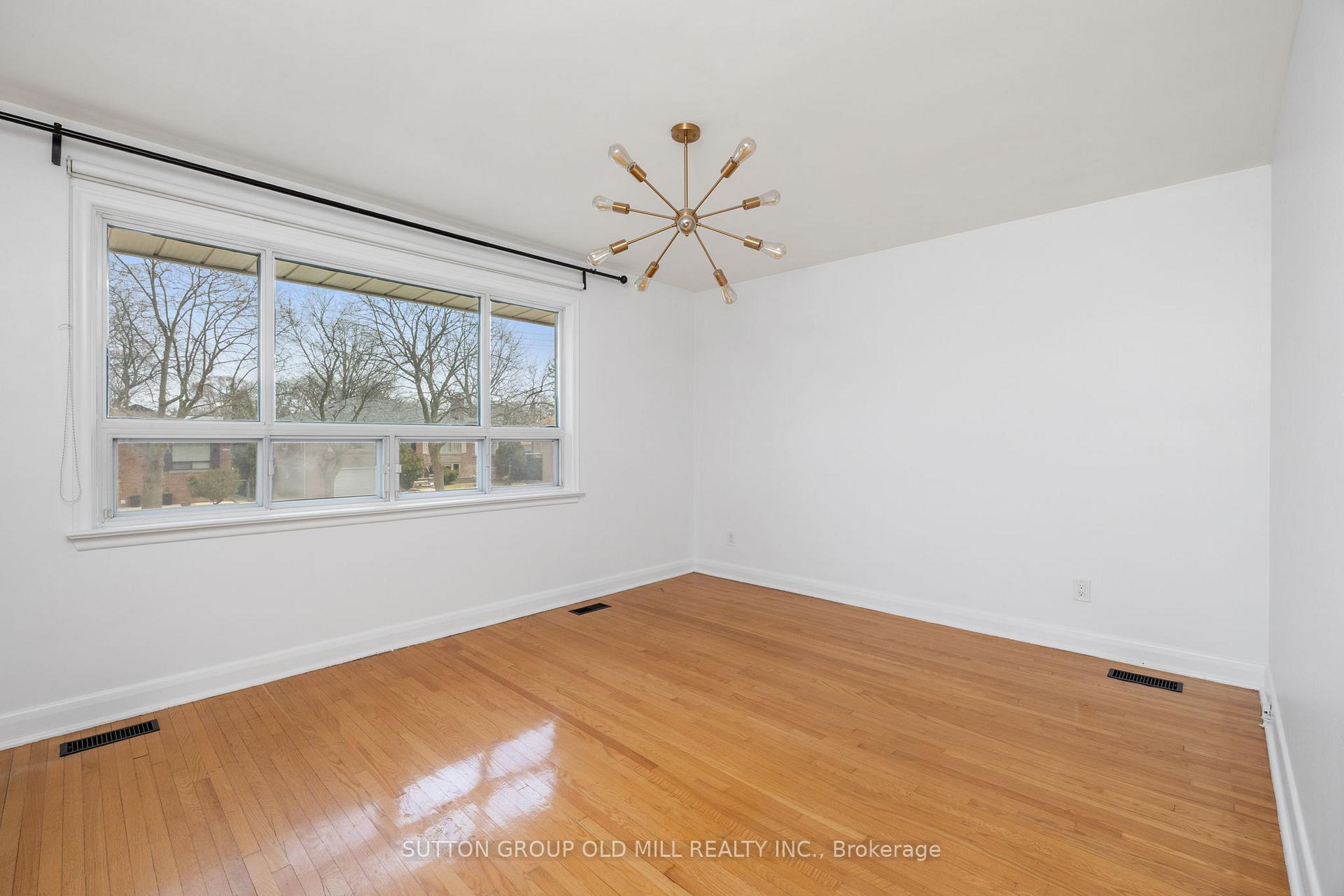Photo 19 of 26 Breadner Drive, Etobicoke, Willowridge-Martingrove-Richview — HOMEH