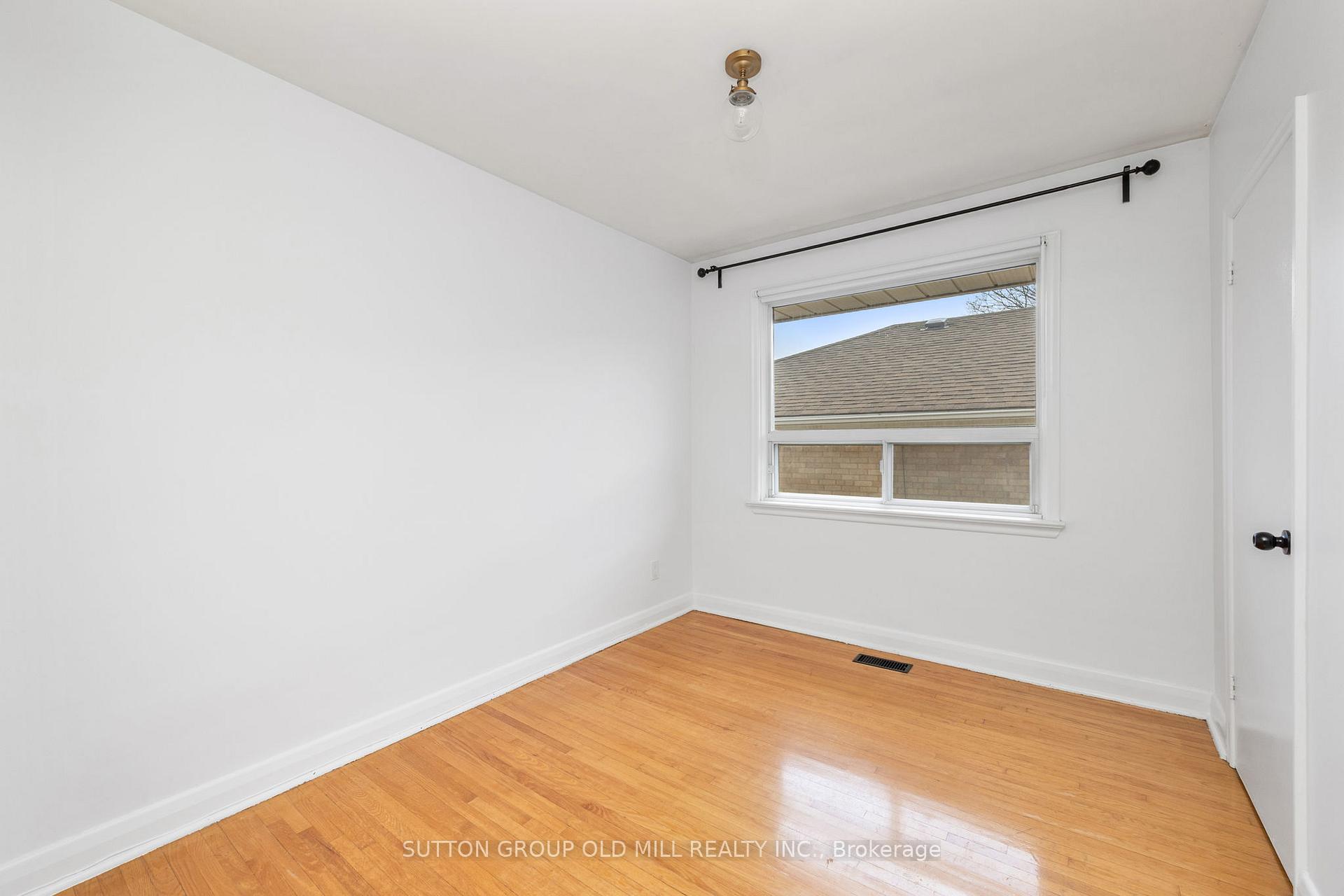 Photo 21 of 26 Breadner Drive, Etobicoke, Willowridge-Martingrove-Richview — HOMEH