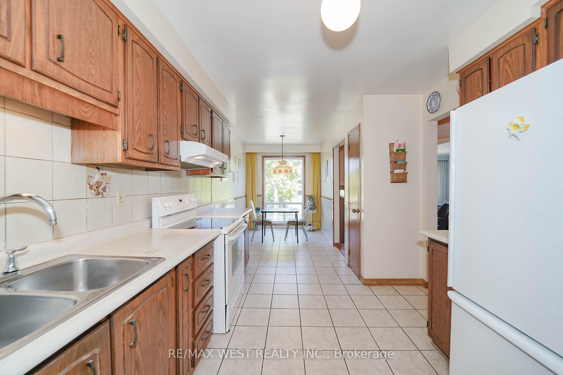 Photo 2 of 61 Longbourne Drive, Etobicoke, Willowridge-Martingrove-Richview — HOMEH