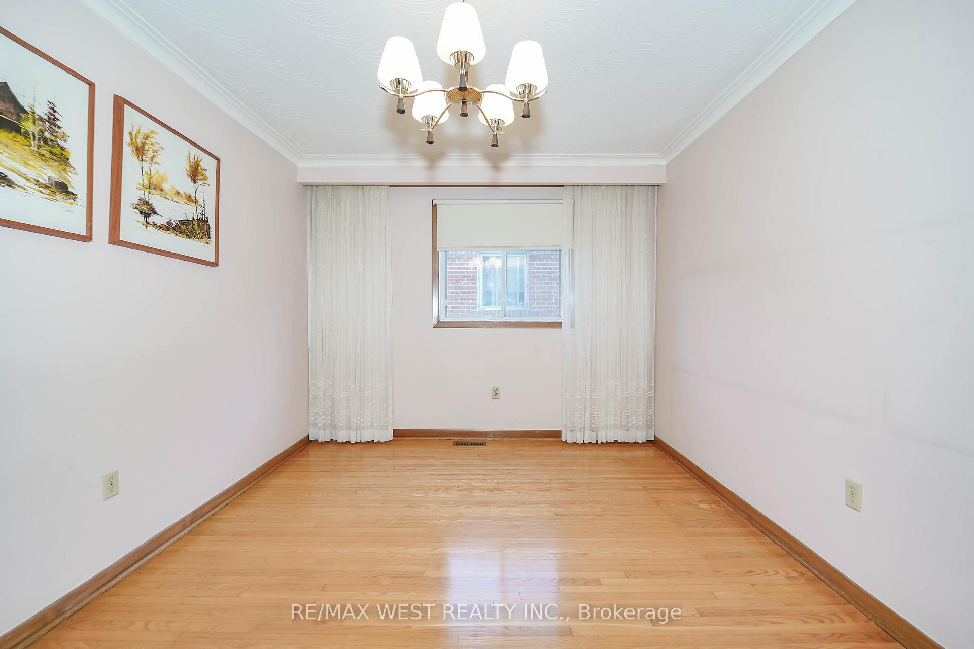 Photo 3 of 61 Longbourne Drive, Etobicoke, Willowridge-Martingrove-Richview — HOMEH