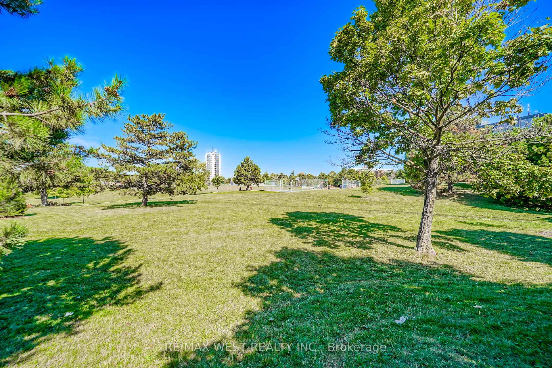 Photo 8 of 61 Longbourne Drive, Etobicoke, Willowridge-Martingrove-Richview — HOMEH