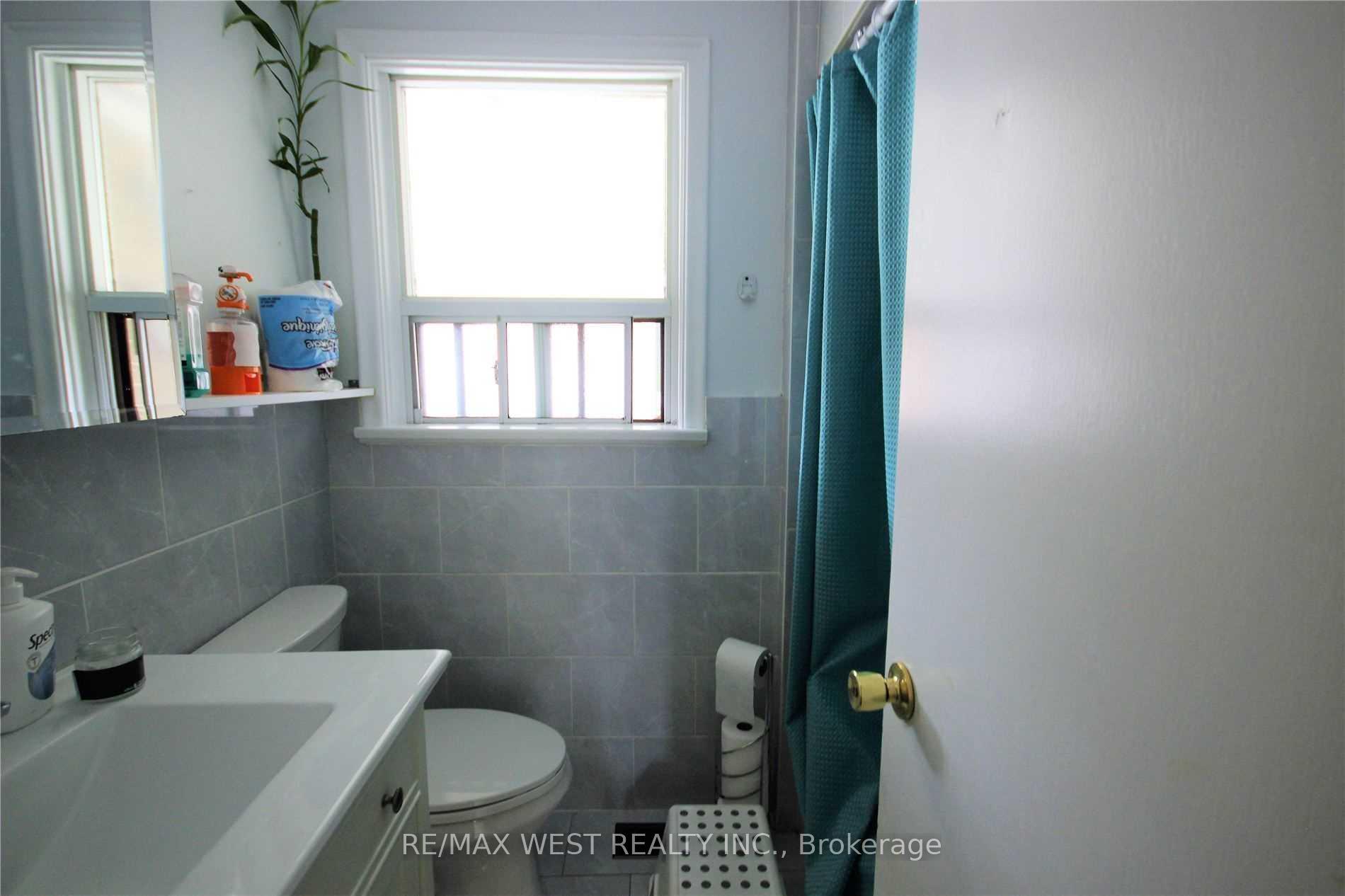 Photo 13 of 20 Celestine Drive, Etobicoke, Willowridge-Martingrove-Richview — HOMEH