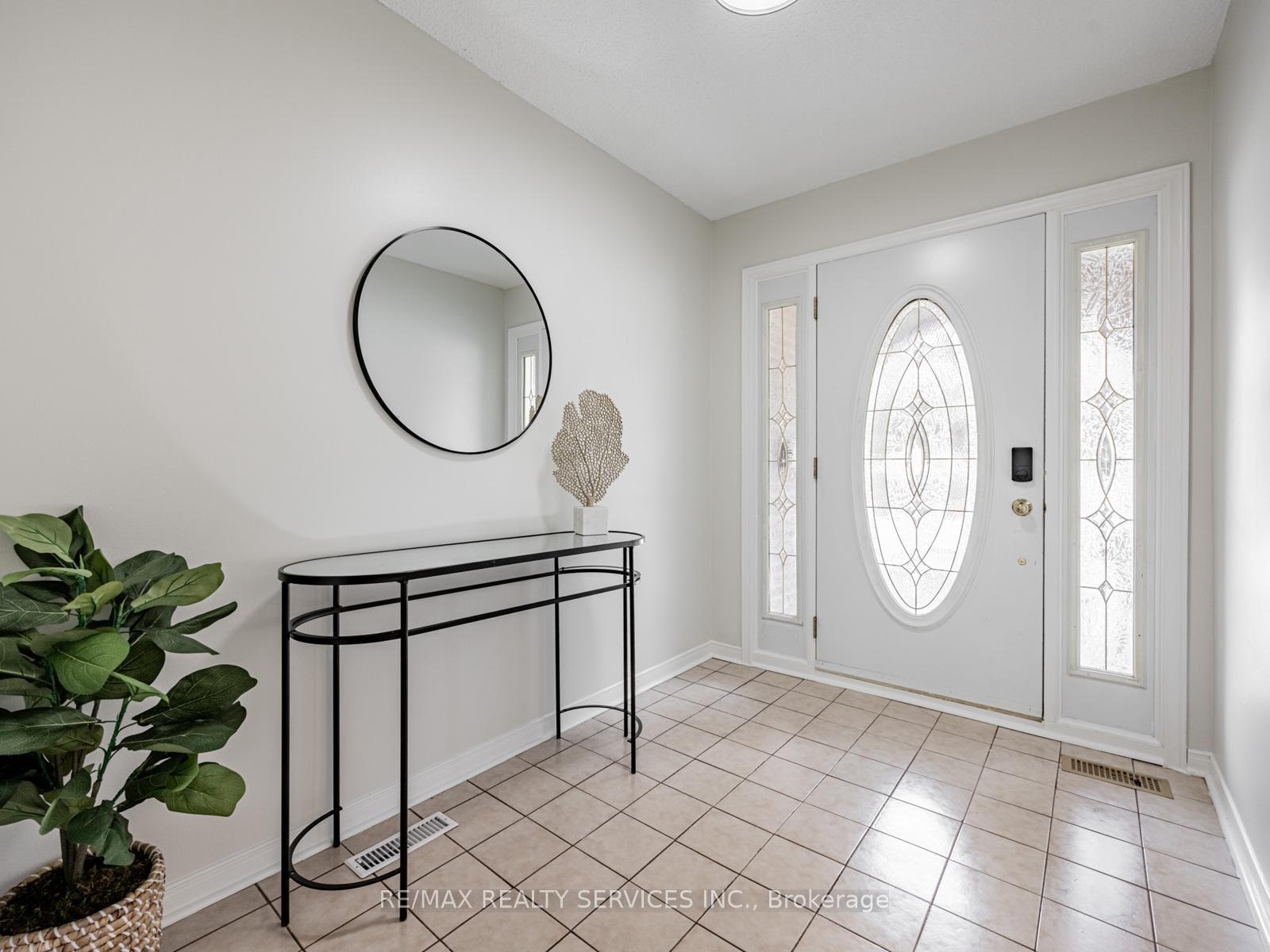 Photo 3 of 9 Garview Court, Etobicoke, Kingsview Village-The Westway — HOMEH