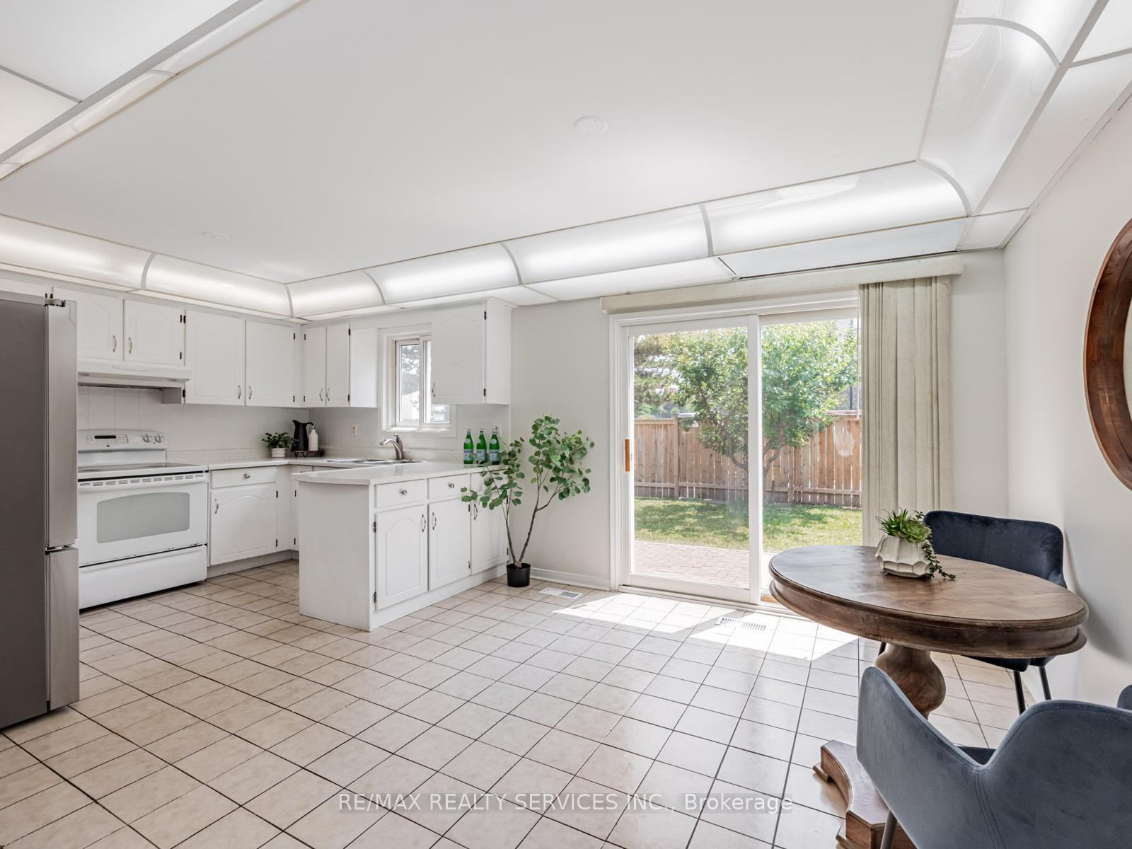 Photo 9 of 9 Garview Court, Etobicoke, Kingsview Village-The Westway — HOMEH