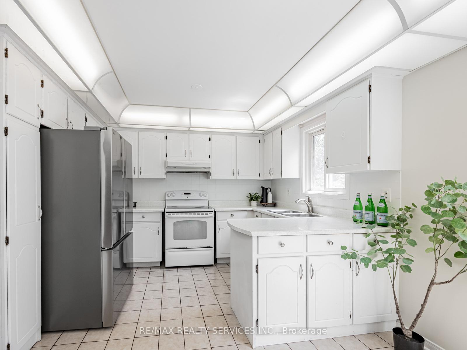 Photo 10 of 9 Garview Court, Etobicoke, Kingsview Village-The Westway — HOMEH