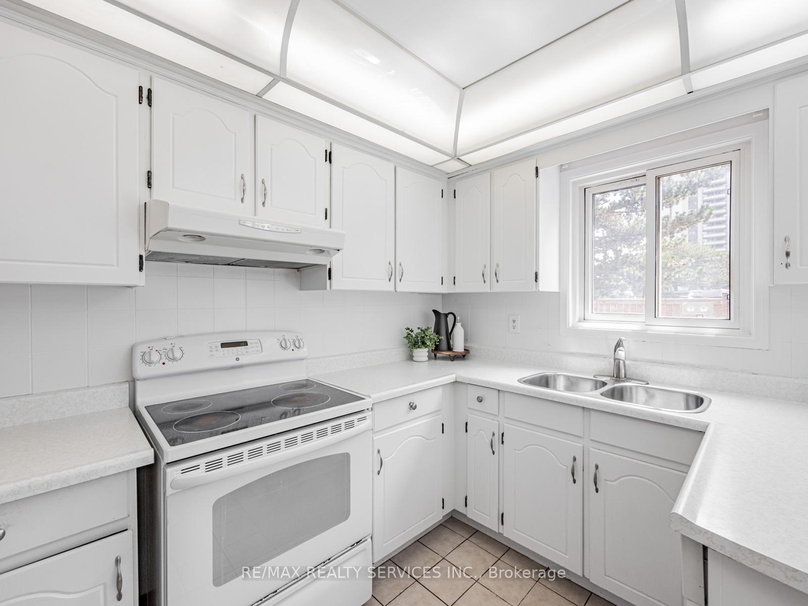 Photo 11 of 9 Garview Court, Etobicoke, Kingsview Village-The Westway — HOMEH